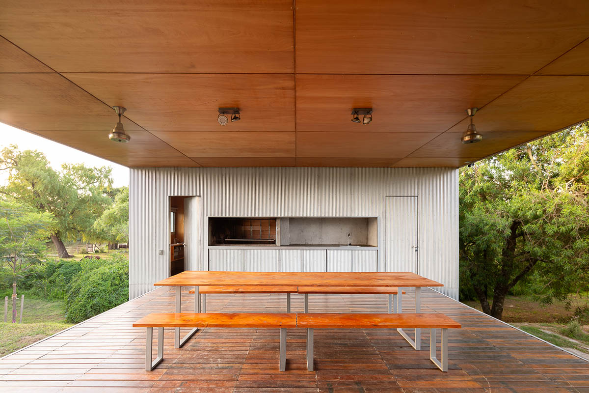 Floating Argentinean house by Mateo Gagliardo sits on a hill to resists against flooding 