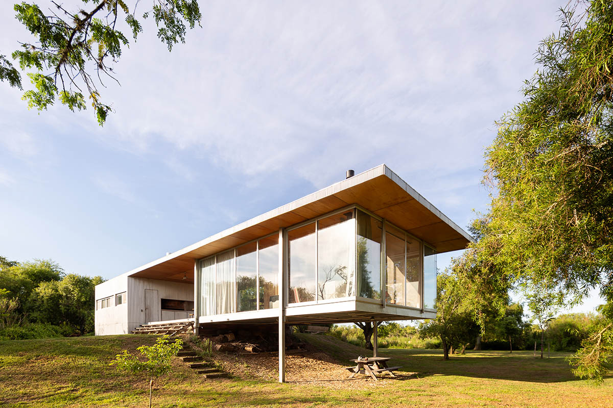 Floating Argentinean house by Mateo Gagliardo sits on a hill to resists against flooding 