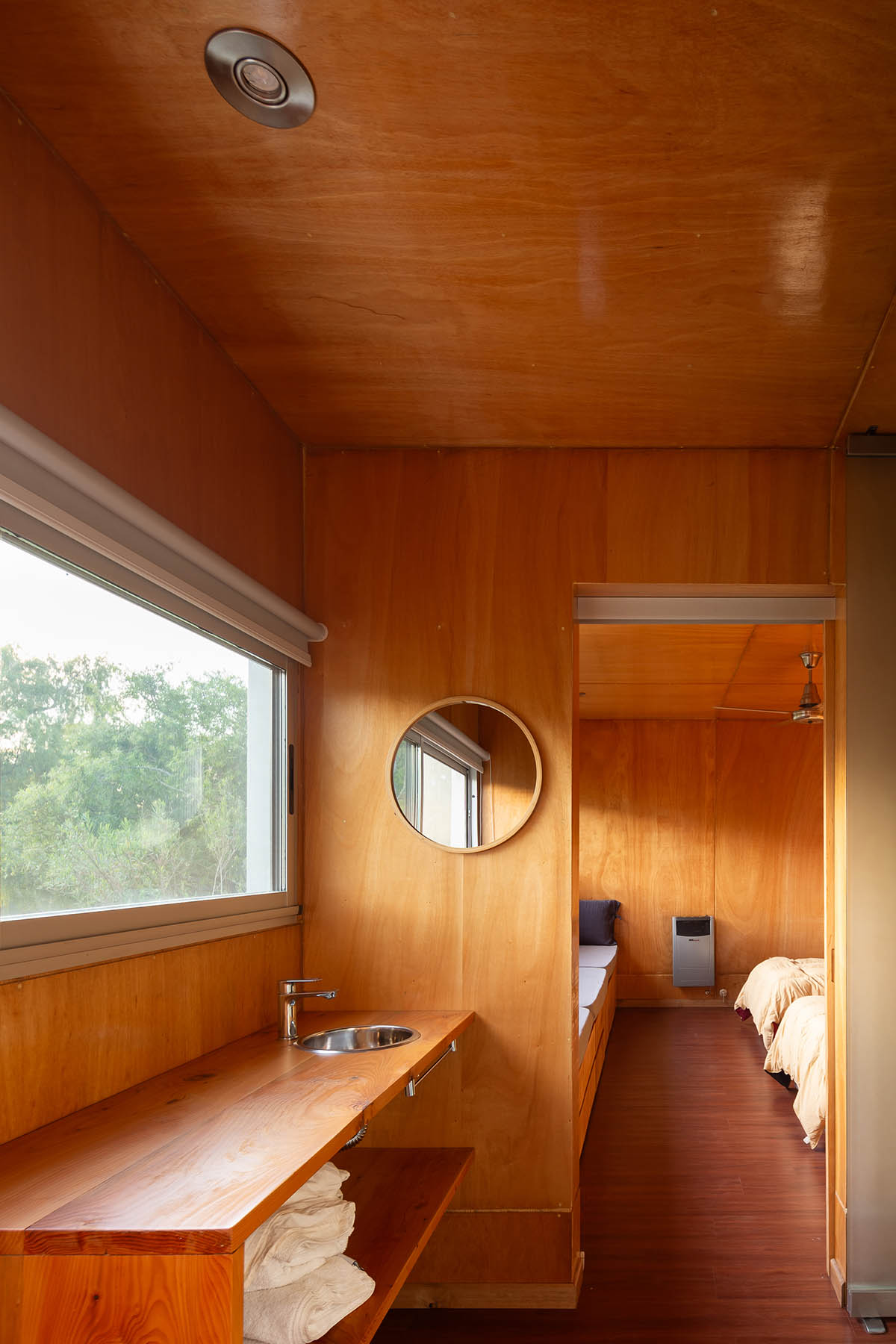 Floating Argentinean house by Mateo Gagliardo sits on a hill to resists against flooding 