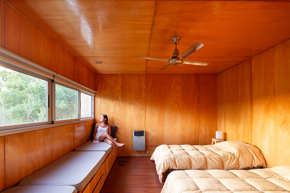 Floating Argentinean house by Mateo Gagliardo sits on a hill to resists against flooding 