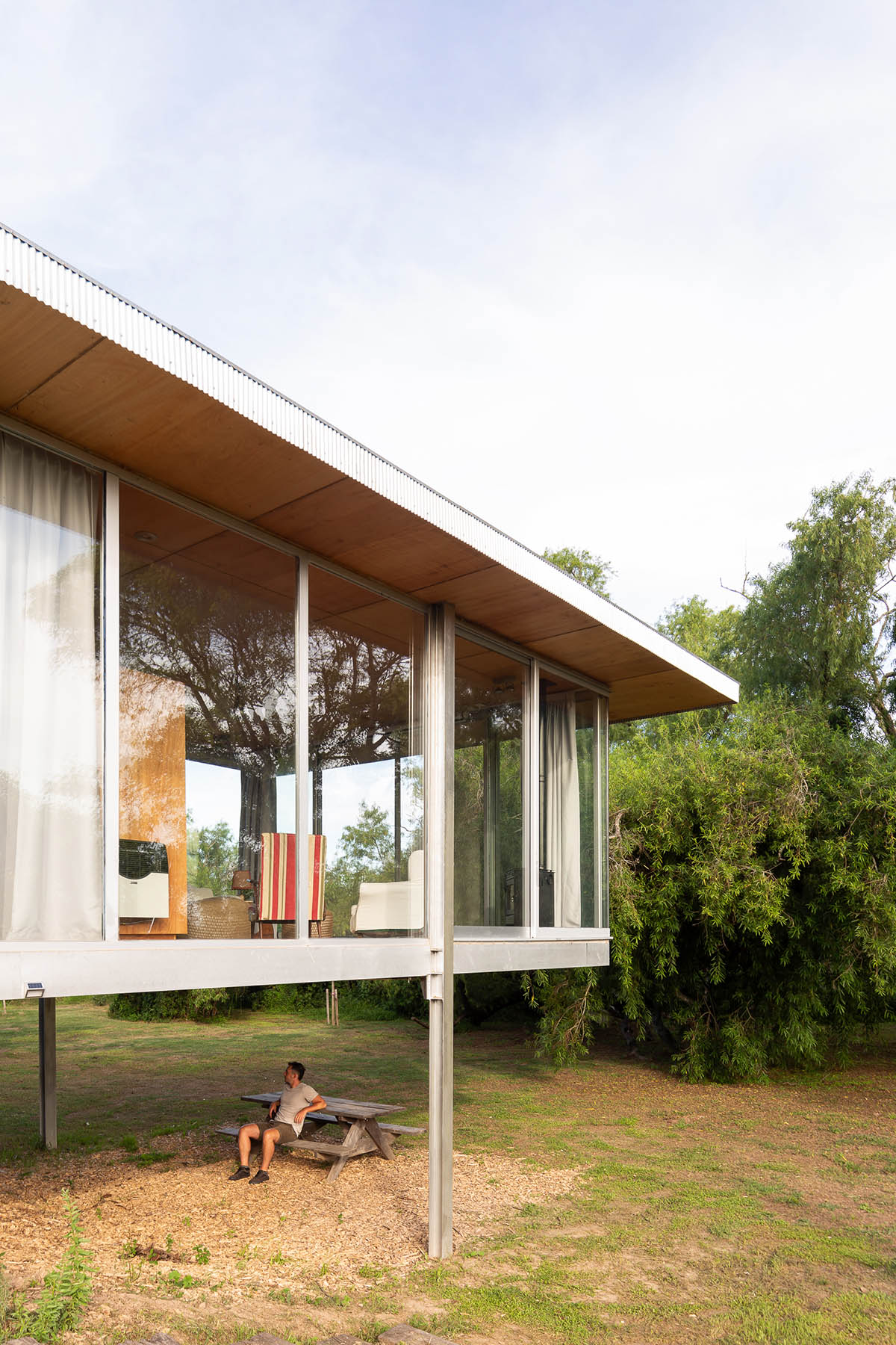 Floating Argentinean house by Mateo Gagliardo sits on a hill to resists against flooding 