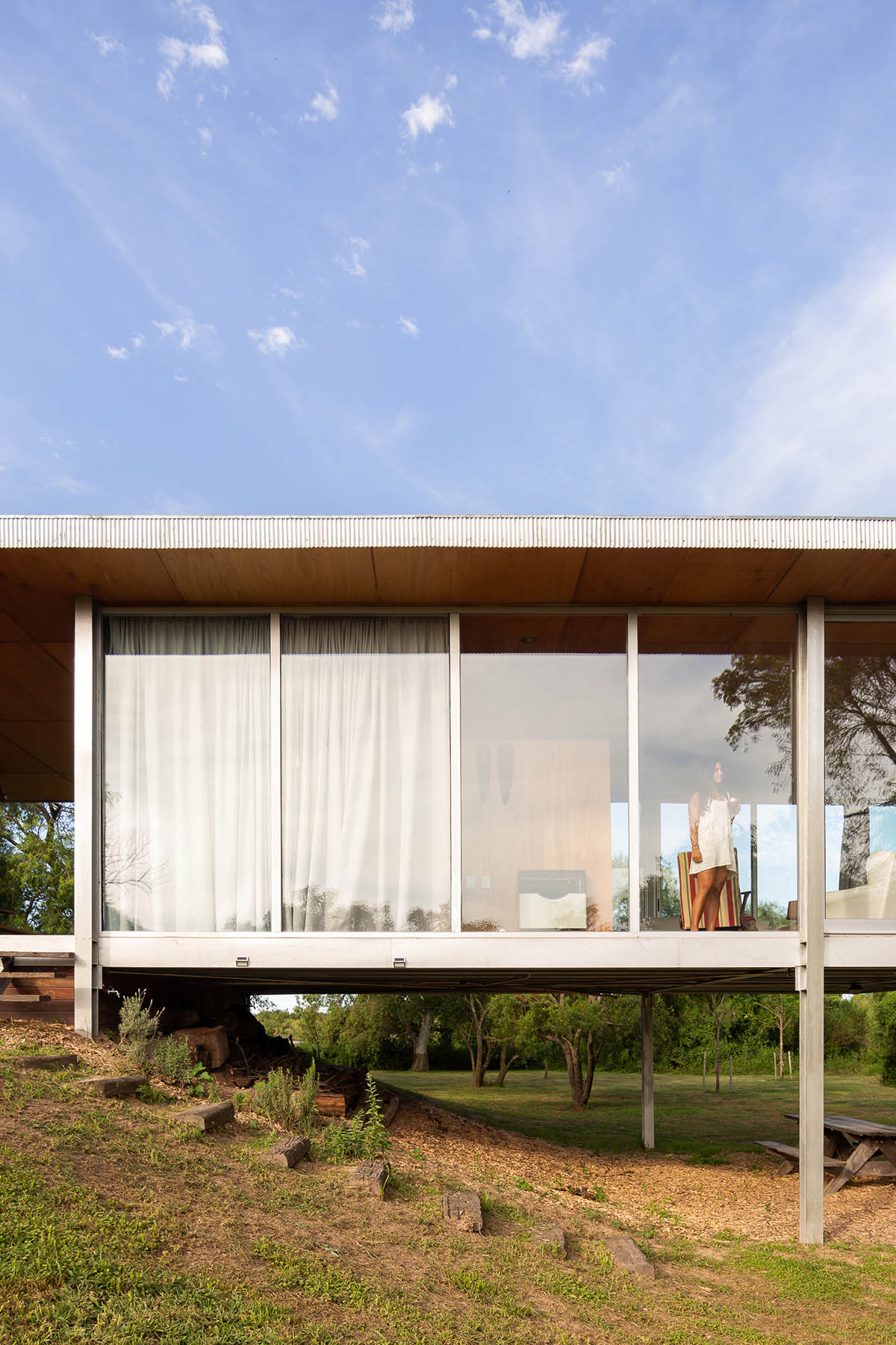 Floating Argentinean house by Mateo Gagliardo sits on a hill to resists against flooding 
