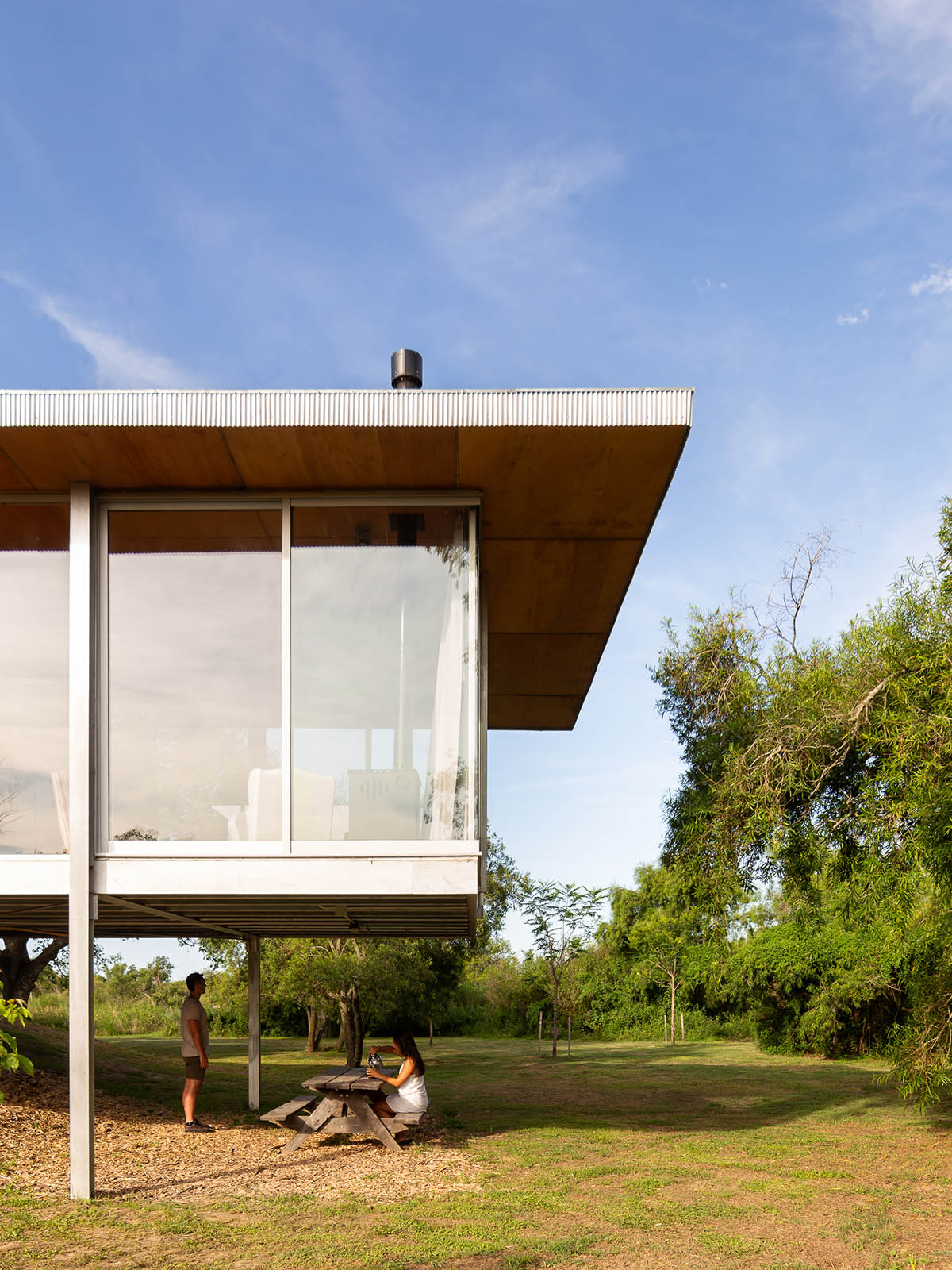 Floating Argentinean house by Mateo Gagliardo sits on a hill to resists against flooding 