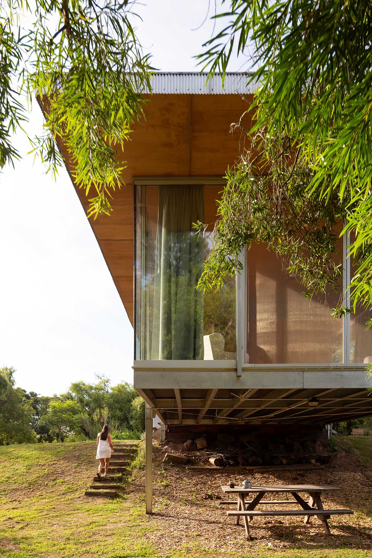 Floating Argentinean house by Mateo Gagliardo sits on a hill to resists against flooding 