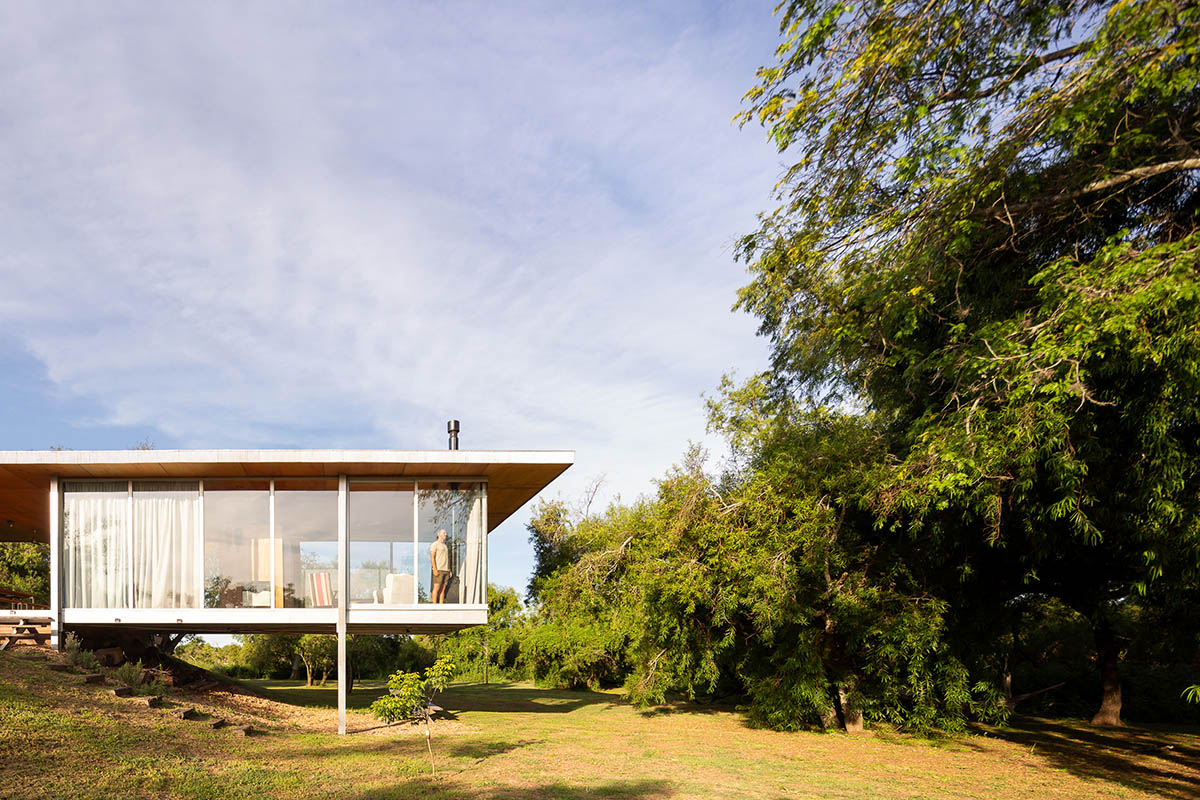 Floating Argentinean house by Mateo Gagliardo sits on a hill to resists against flooding 