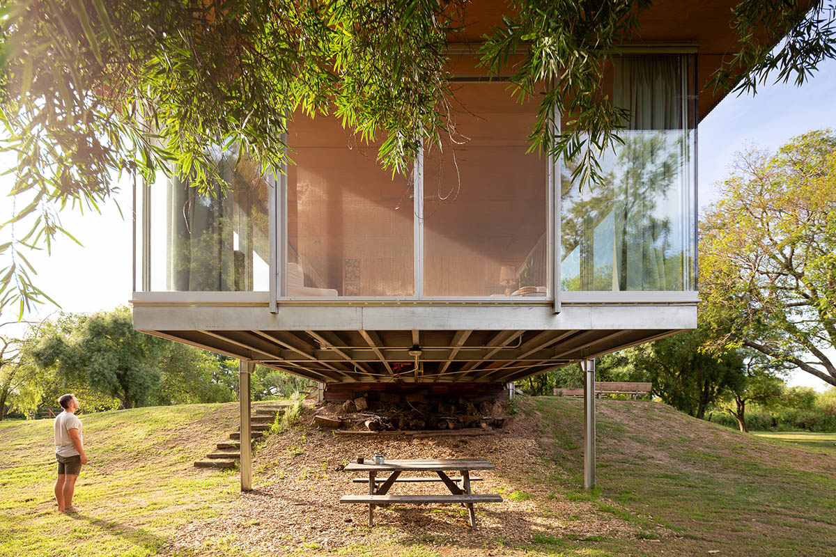 Floating Argentinean house by Mateo Gagliardo sits on a hill to resists against flooding 