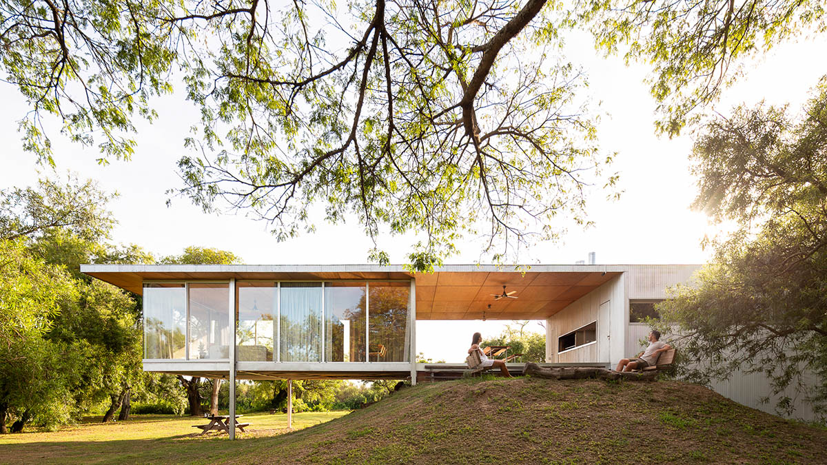 Floating Argentinean house by Mateo Gagliardo sits on a hill to resists against flooding 