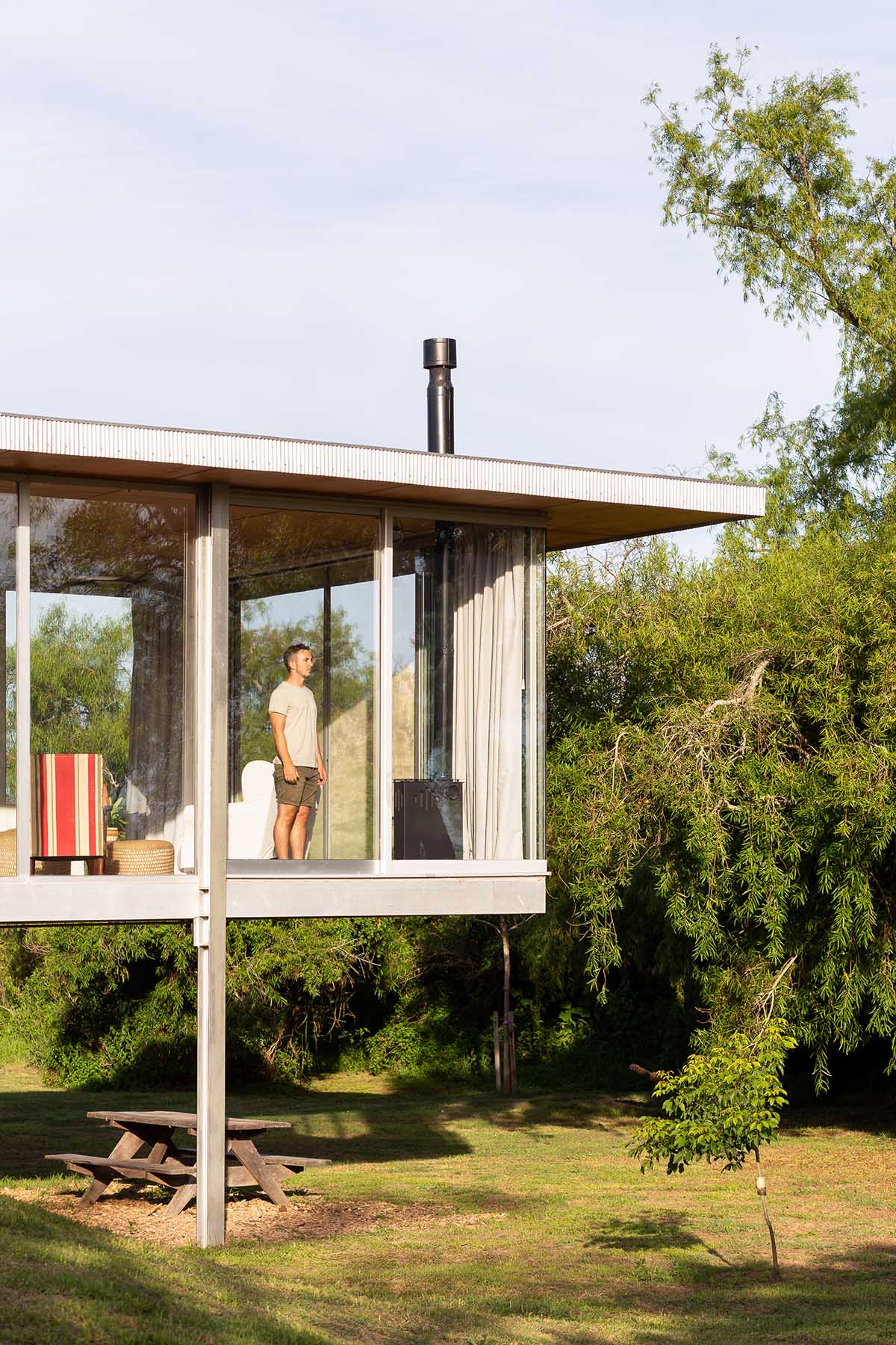 Floating Argentinean house by Mateo Gagliardo sits on a hill to resists against flooding 