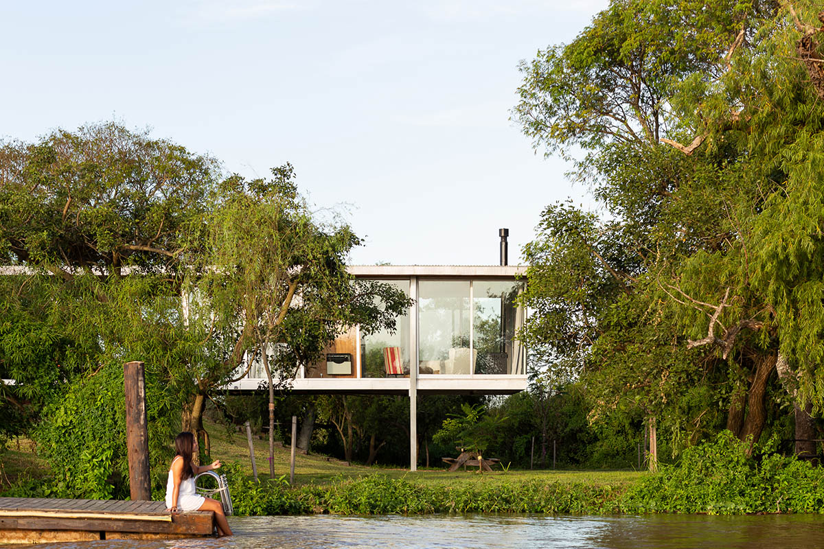 Floating Argentinean house by Mateo Gagliardo sits on a hill to resists against flooding 