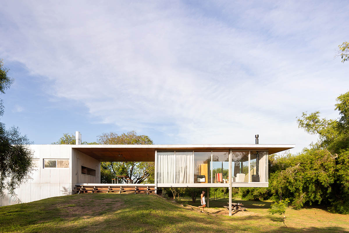 Floating Argentinean house by Mateo Gagliardo sits on a hill to resists against flooding 