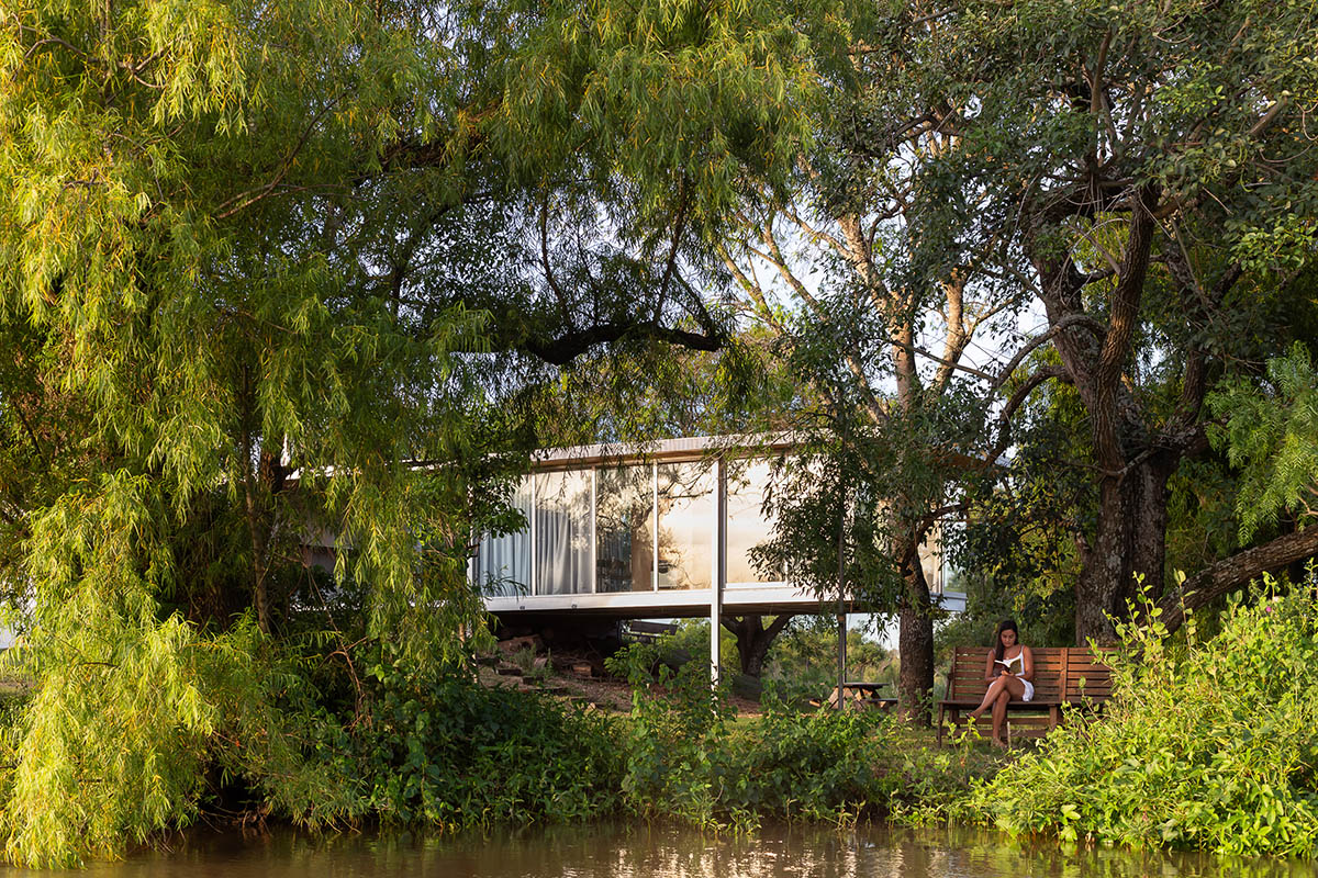 Floating Argentinean house by Mateo Gagliardo sits on a hill to resists against flooding 