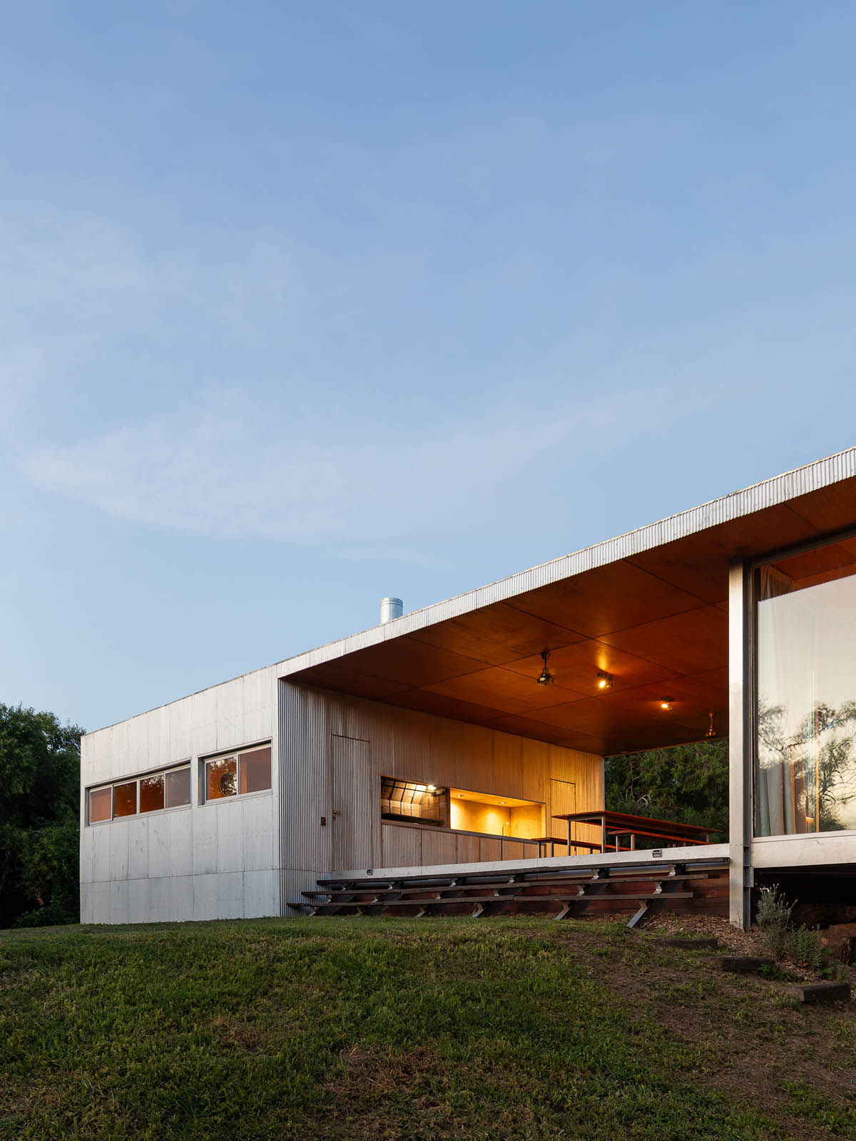 Floating Argentinean house by Mateo Gagliardo sits on a hill to resists against flooding 