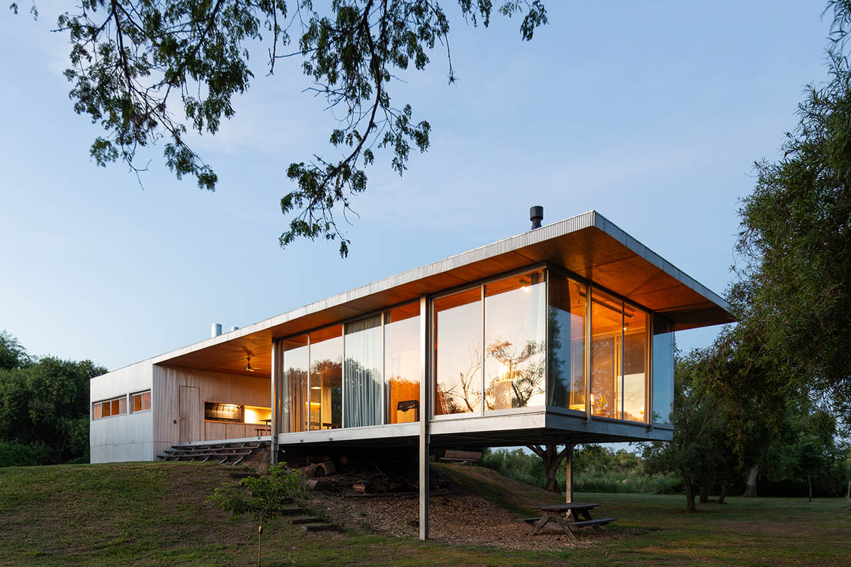 Floating Argentinean house by Mateo Gagliardo sits on a hill to resists against flooding 