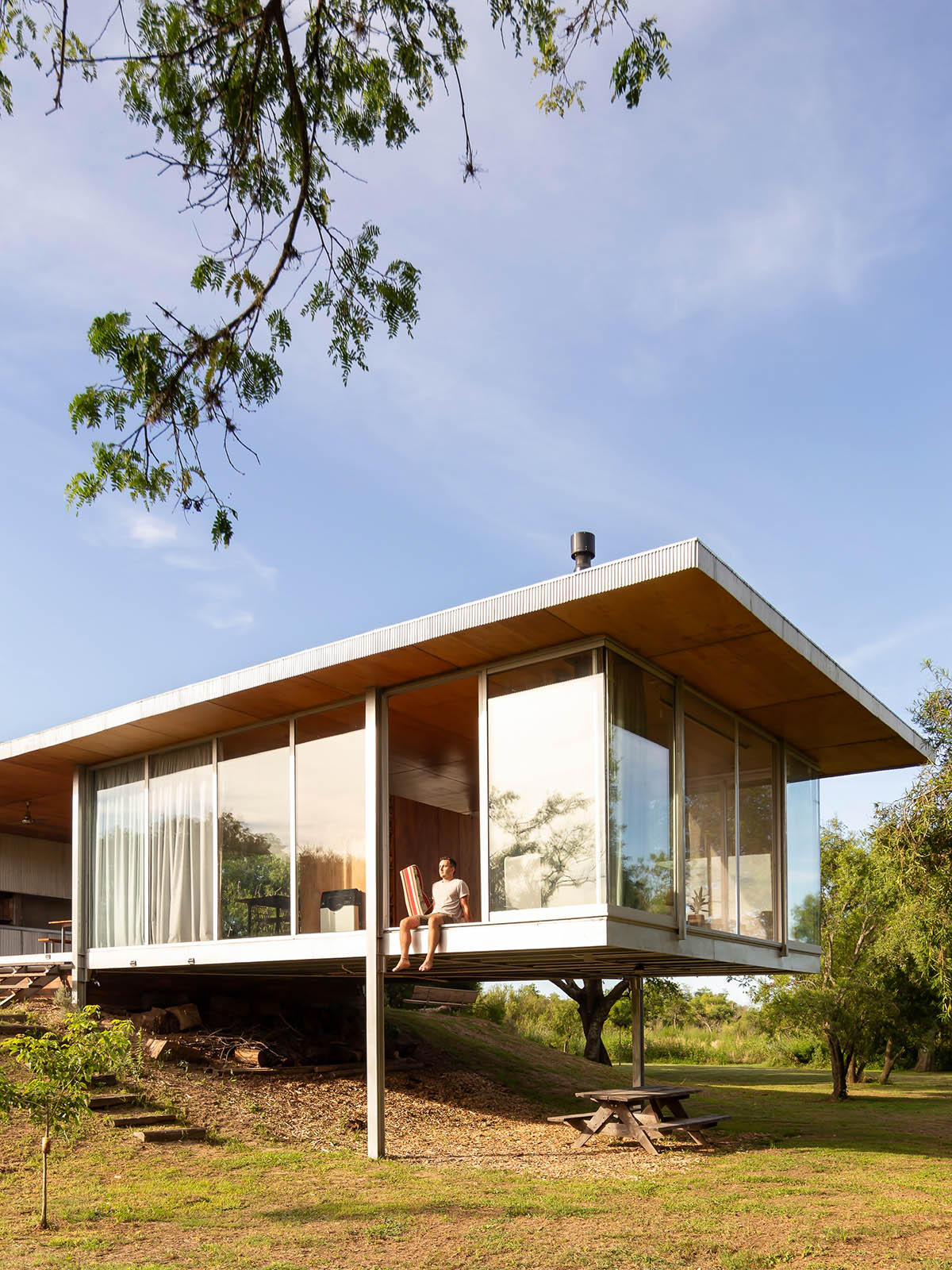 Floating Argentinean house by Mateo Gagliardo sits on a hill to resists against flooding 