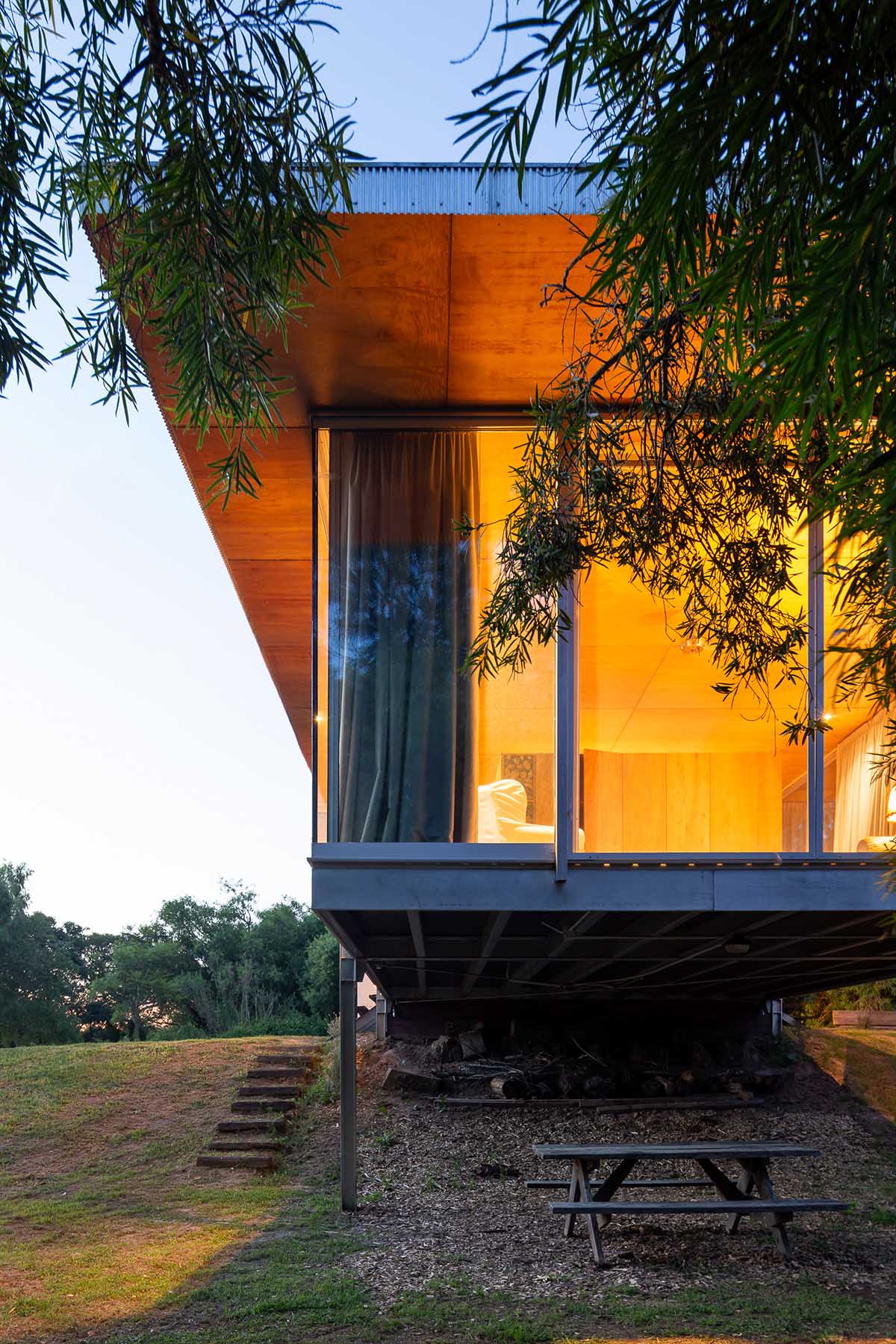 Floating Argentinean house by Mateo Gagliardo sits on a hill to resists against flooding 