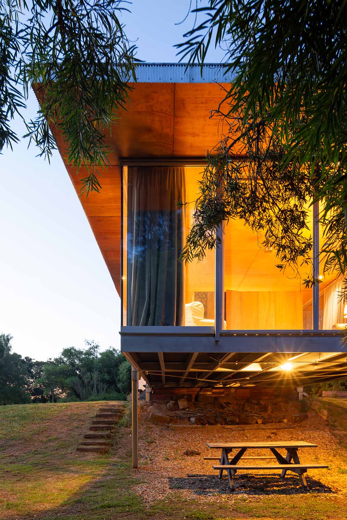 Floating Argentinean house by Mateo Gagliardo sits on a hill to resists against flooding 