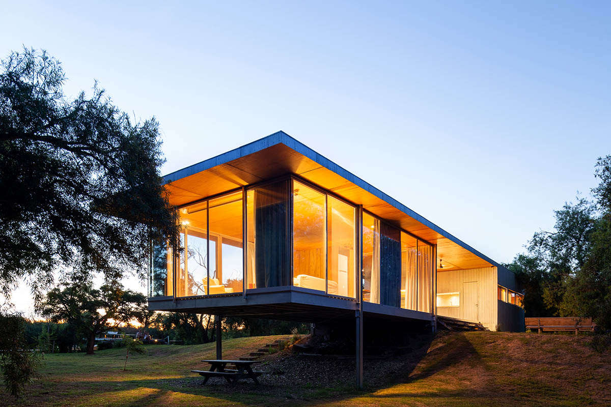 Floating Argentinean house by Mateo Gagliardo sits on a hill to resists against flooding 