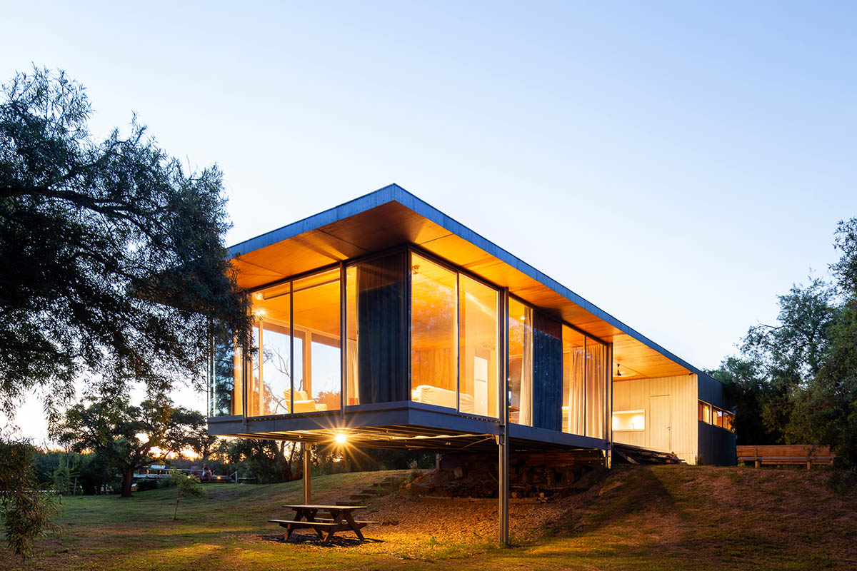 Floating Argentinean house by Mateo Gagliardo sits on a hill to resists against flooding 