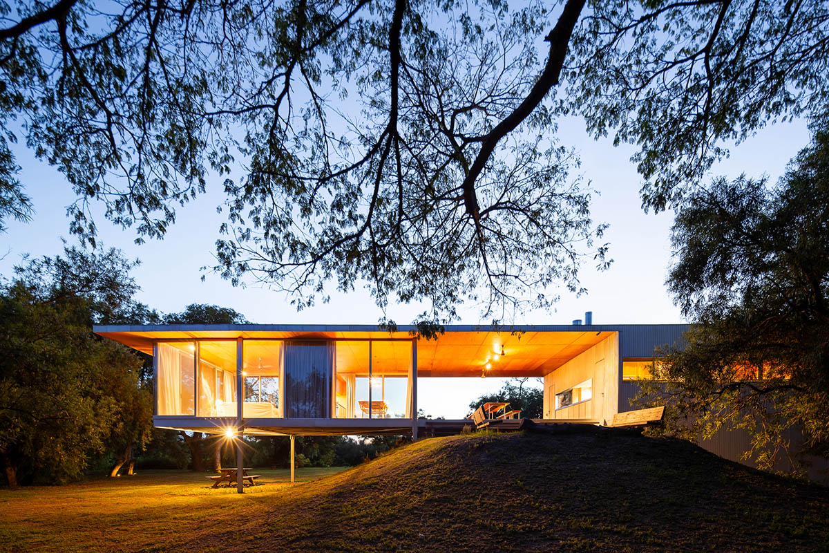 Floating Argentinean house by Mateo Gagliardo sits on a hill to resists against flooding 