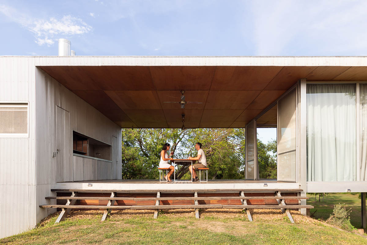Floating Argentinean house by Mateo Gagliardo sits on a hill to resists against flooding 
