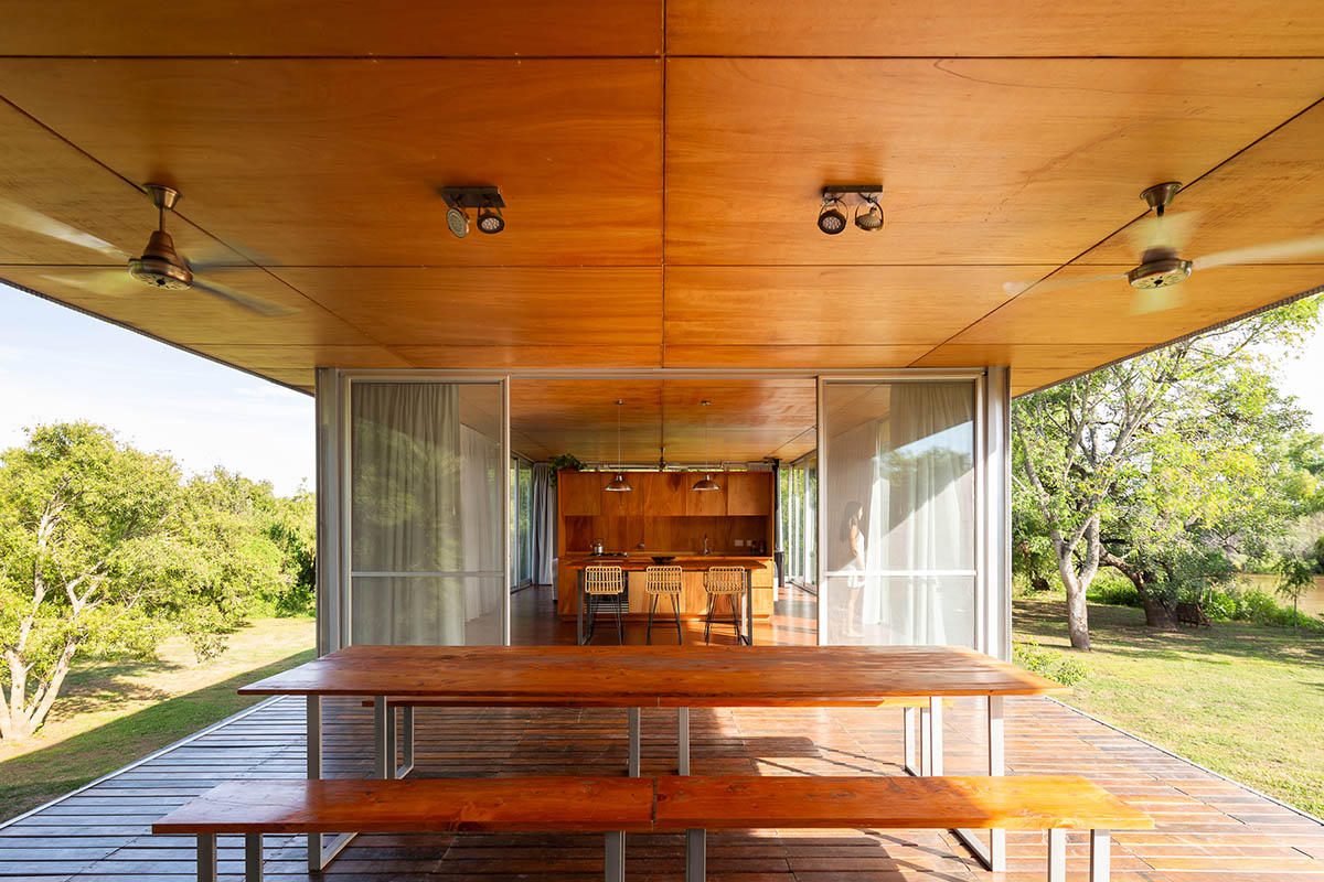 Floating Argentinean house by Mateo Gagliardo sits on a hill to resists against flooding 