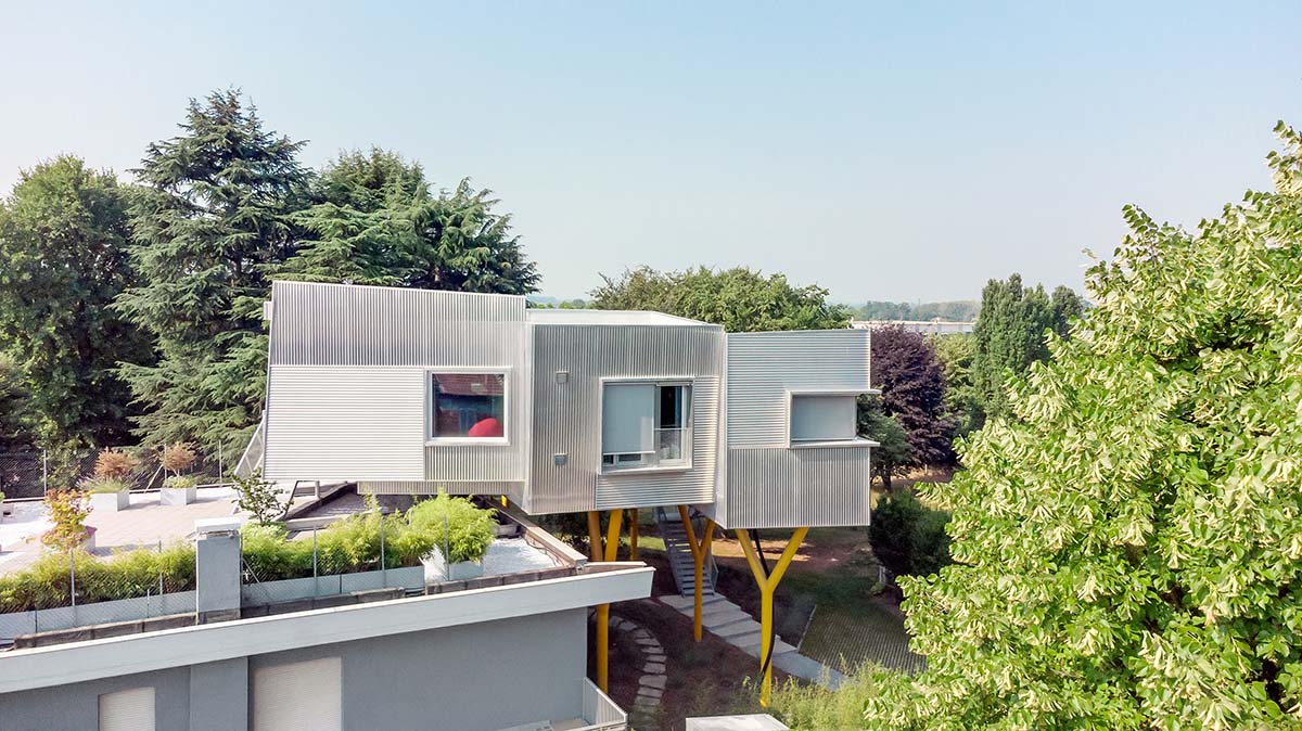 ELASTICOFarm built residence with an assemblage of corrugated aluminium-clad volumes in Italy 