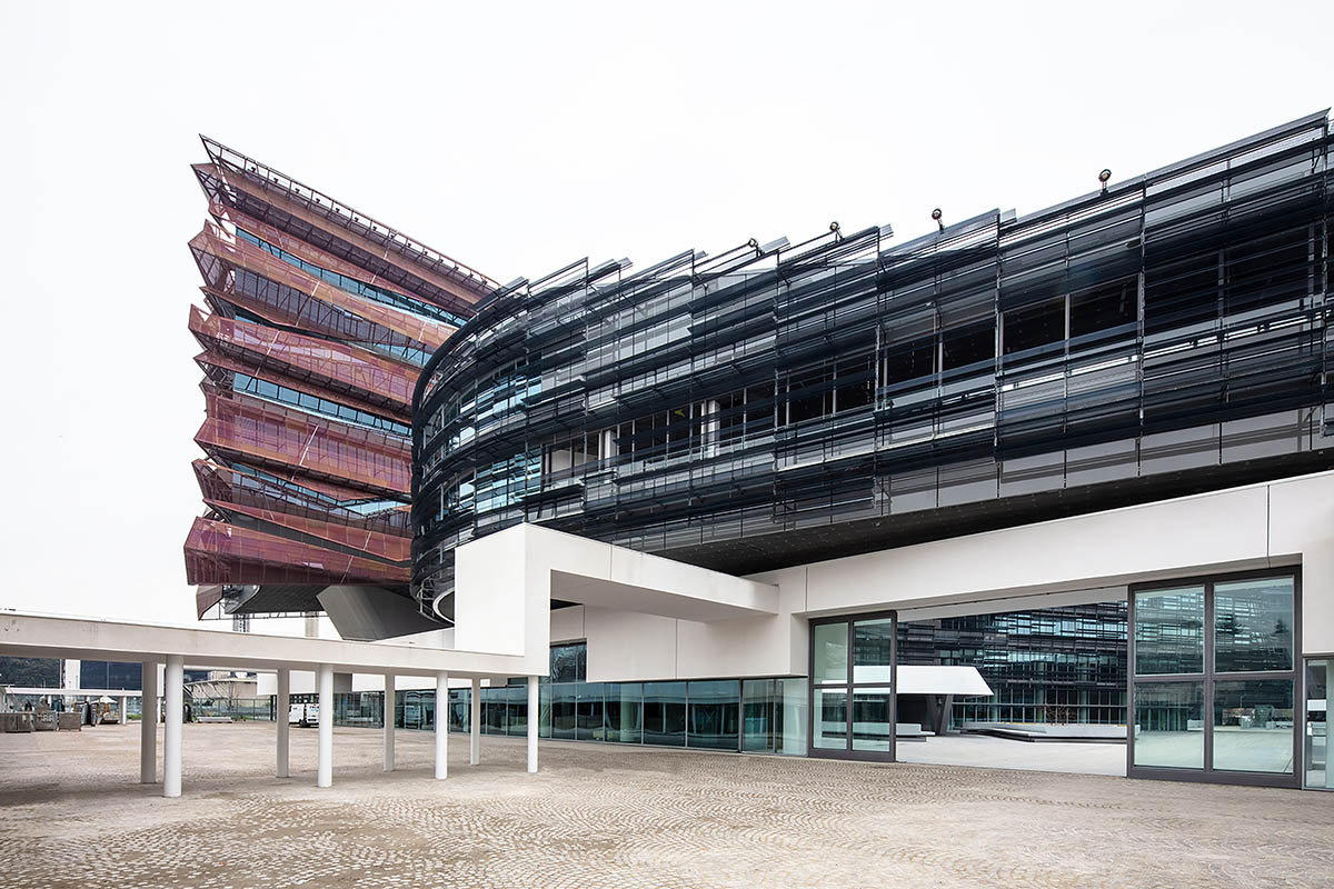 Morphosis completes headquarters for energy company evoking geological formations in Milan