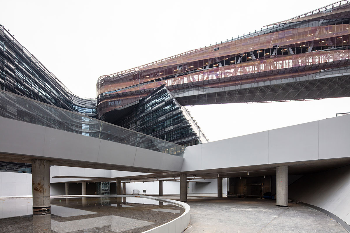 Morphosis completes headquarters for energy company evoking geological formations in Milan