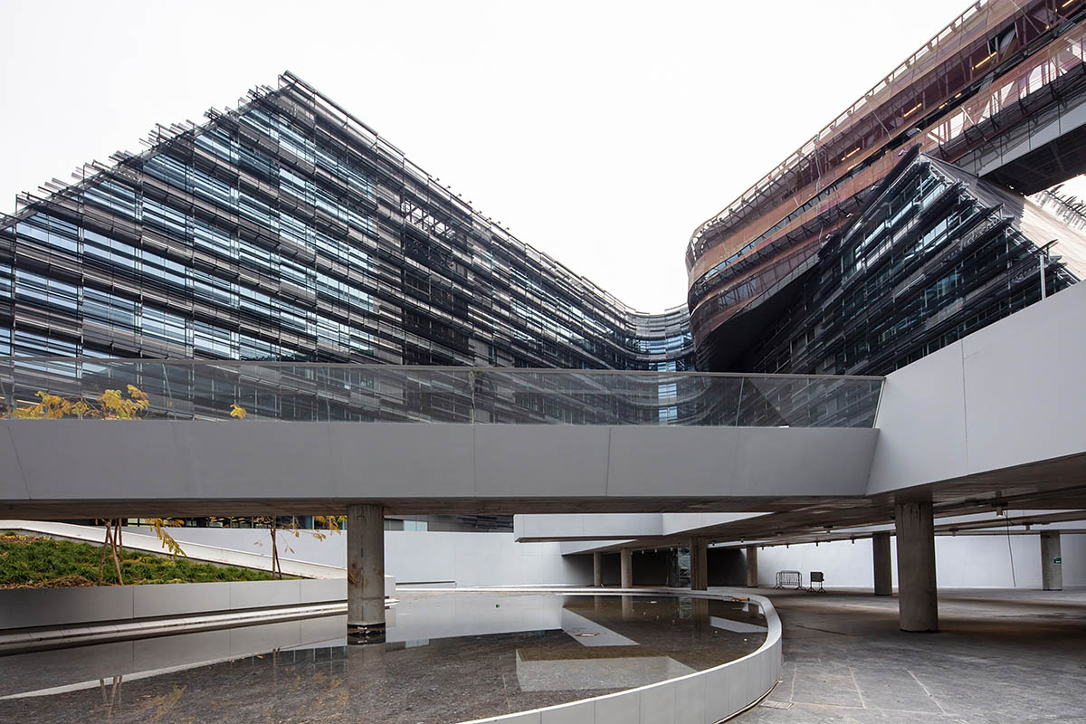 Morphosis completes headquarters for energy company evoking geological formations in Milan