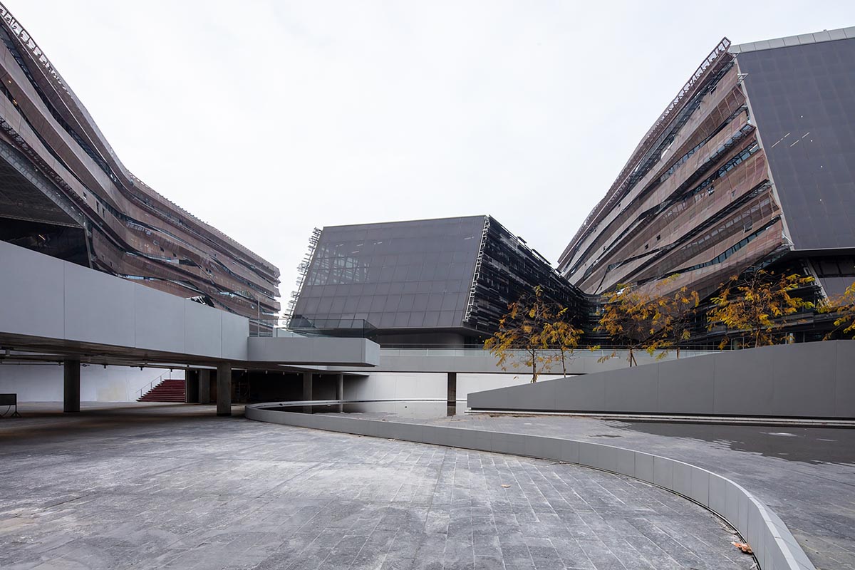 Morphosis completes headquarters for energy company evoking geological formations in Milan
