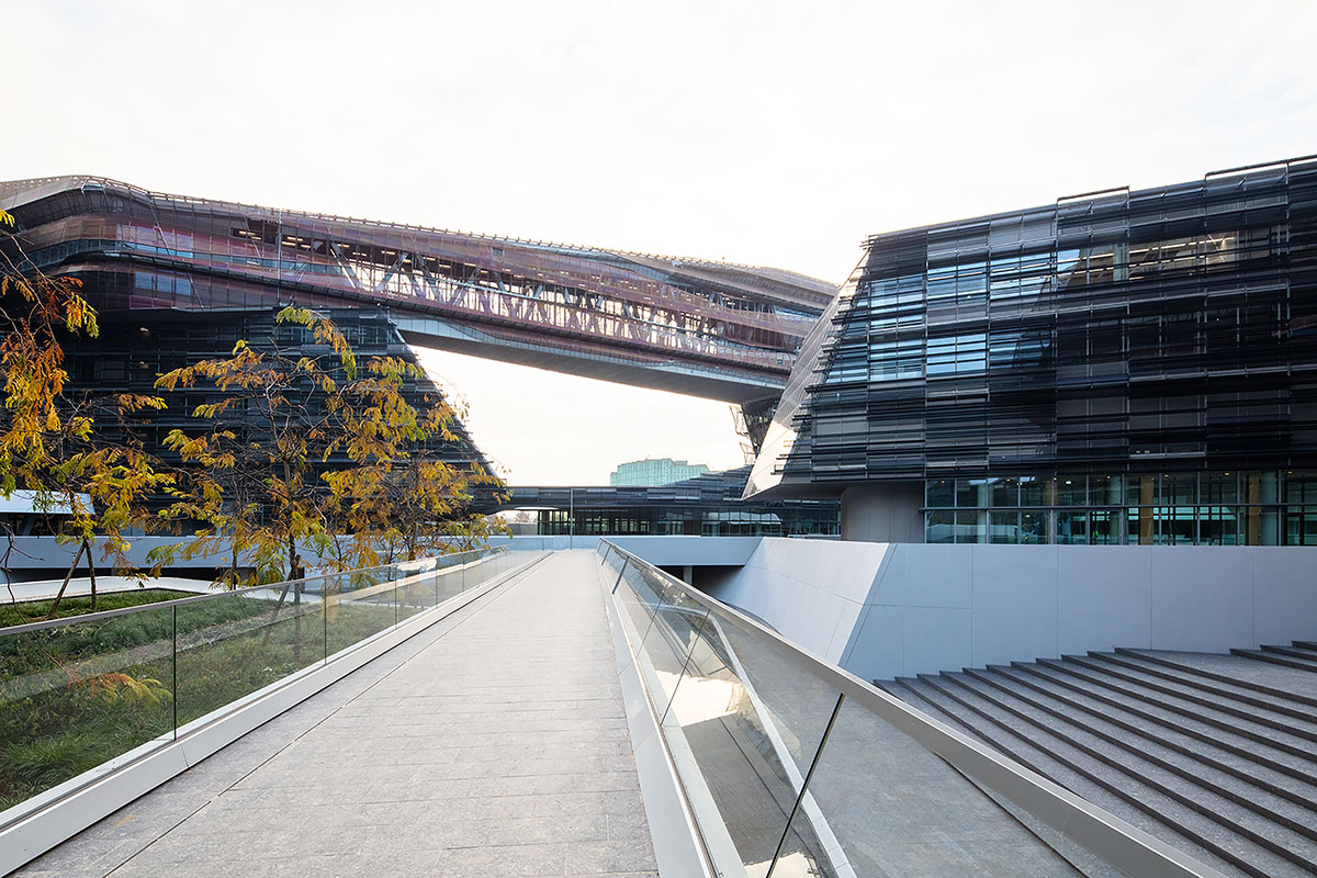 Morphosis completes headquarters for energy company evoking geological formations in Milan