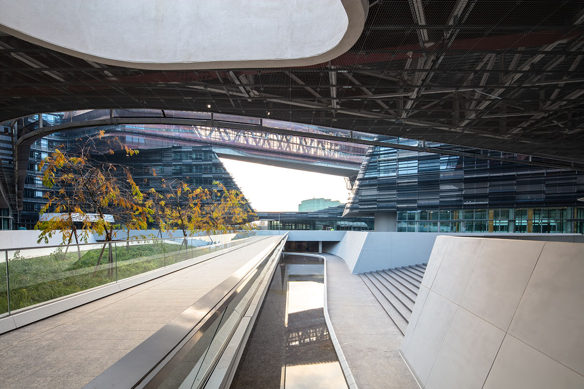 Morphosis completes headquarters for energy company evoking geological formations in Milan