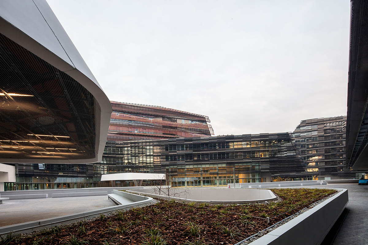 Morphosis completes headquarters for energy company evoking geological formations in Milan
