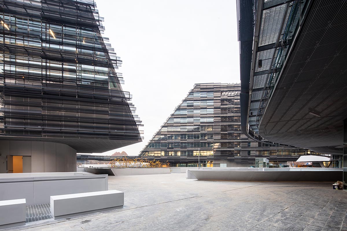 Morphosis completes headquarters for energy company evoking geological formations in Milan