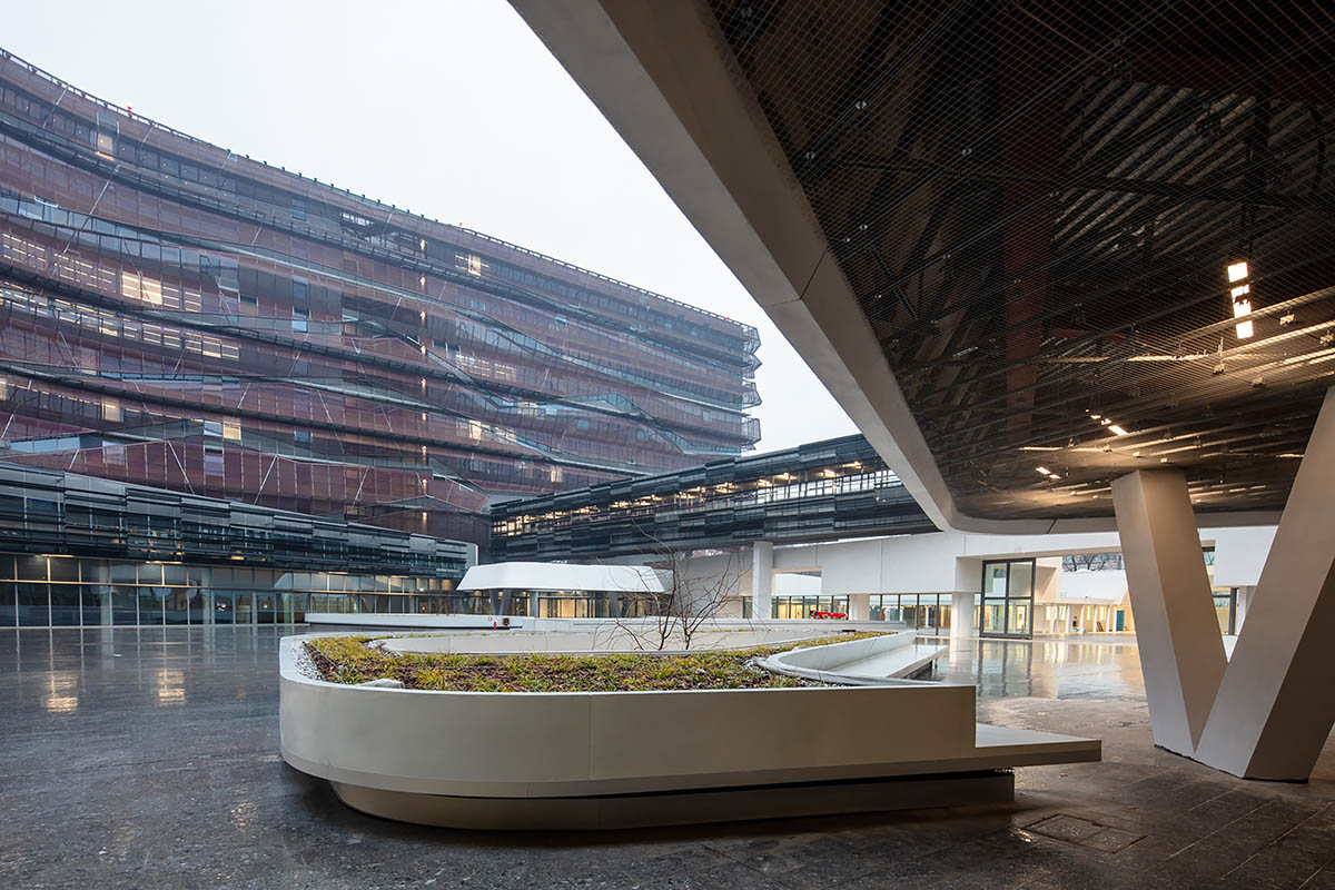 Morphosis completes headquarters for energy company evoking geological formations in Milan