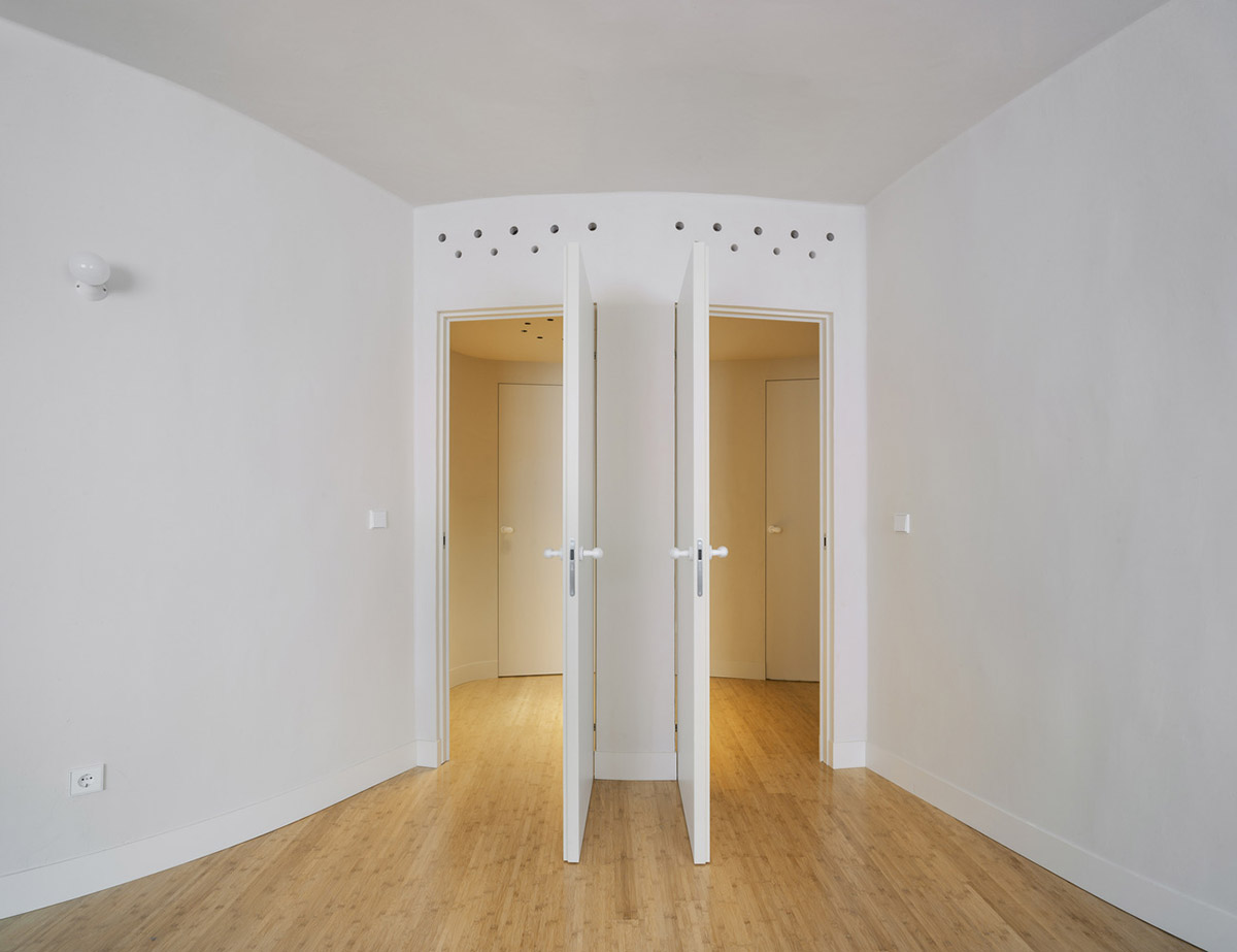 Laura Ortín Arquitectura renovates old apartment flat with undulating walls for flexible use in Spain