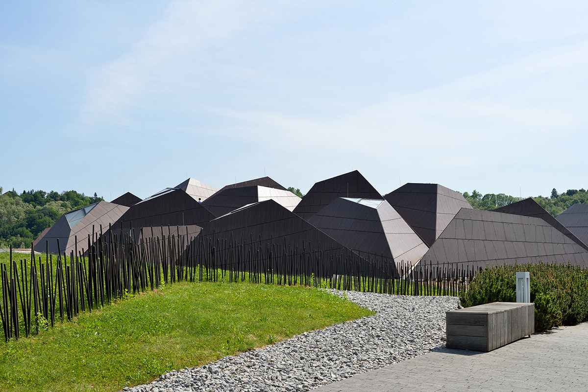 ENOTA's new spa complex made of tetrahedral volumes is spread as part of existing rural buildings