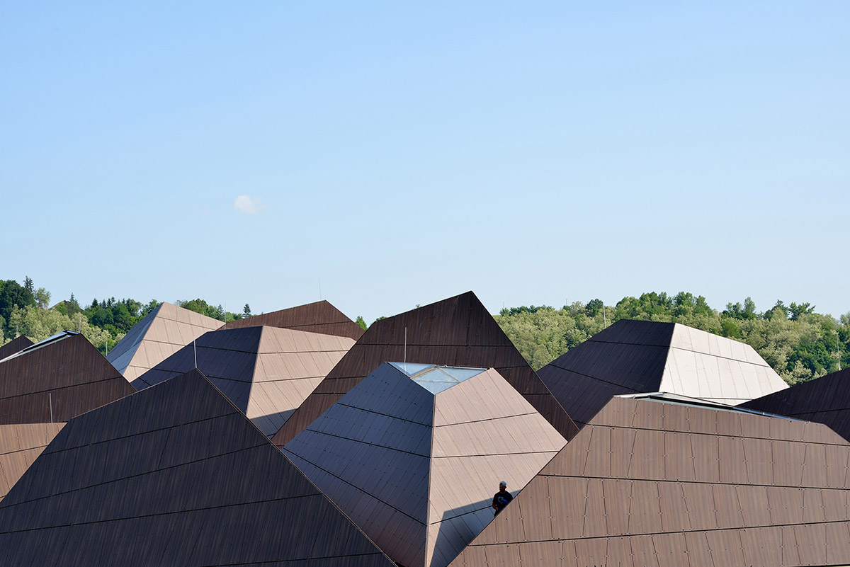 ENOTA's new spa complex made of tetrahedral volumes is spread as part of existing rural buildings