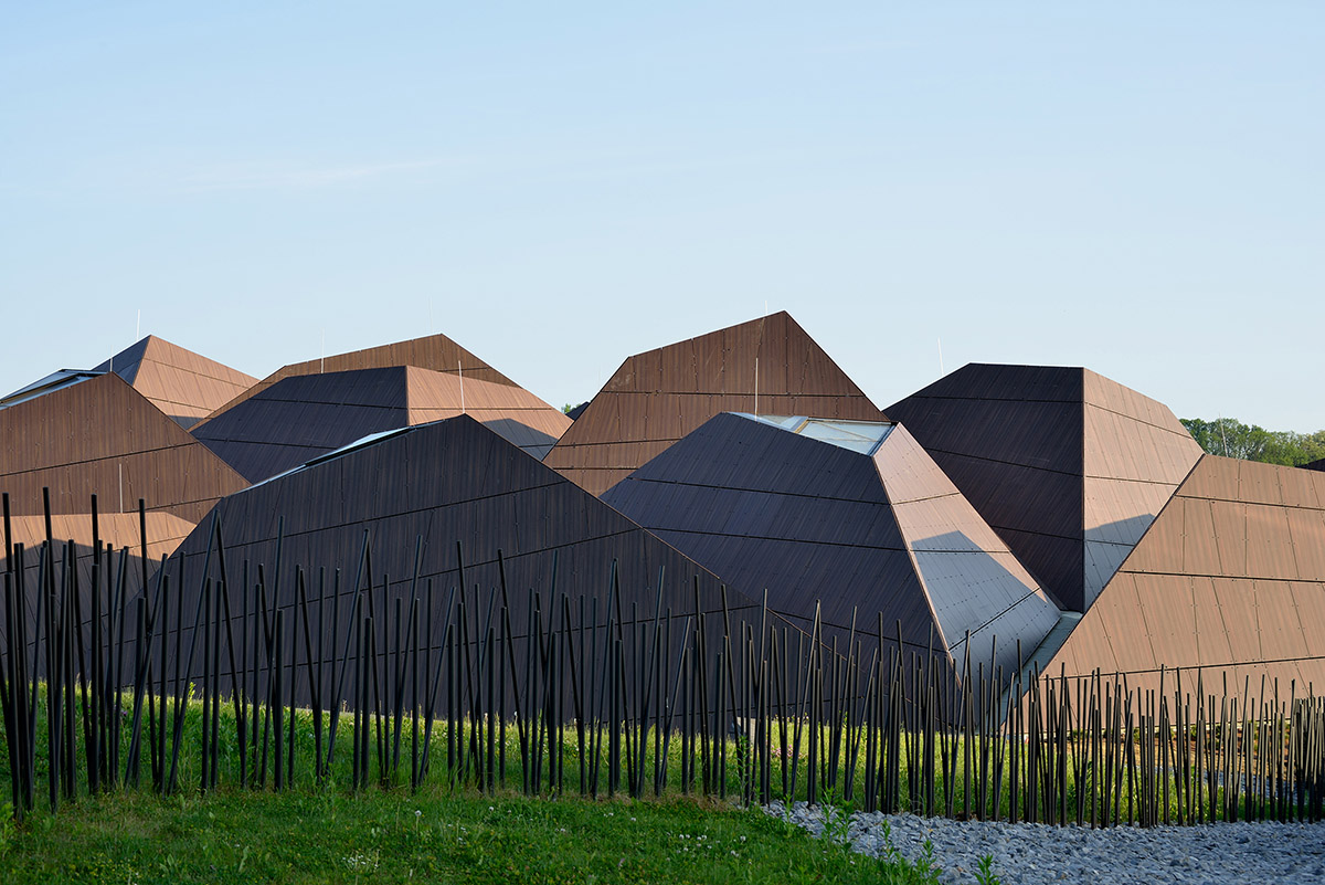 ENOTA's new spa complex made of tetrahedral volumes is spread as part of existing rural buildings