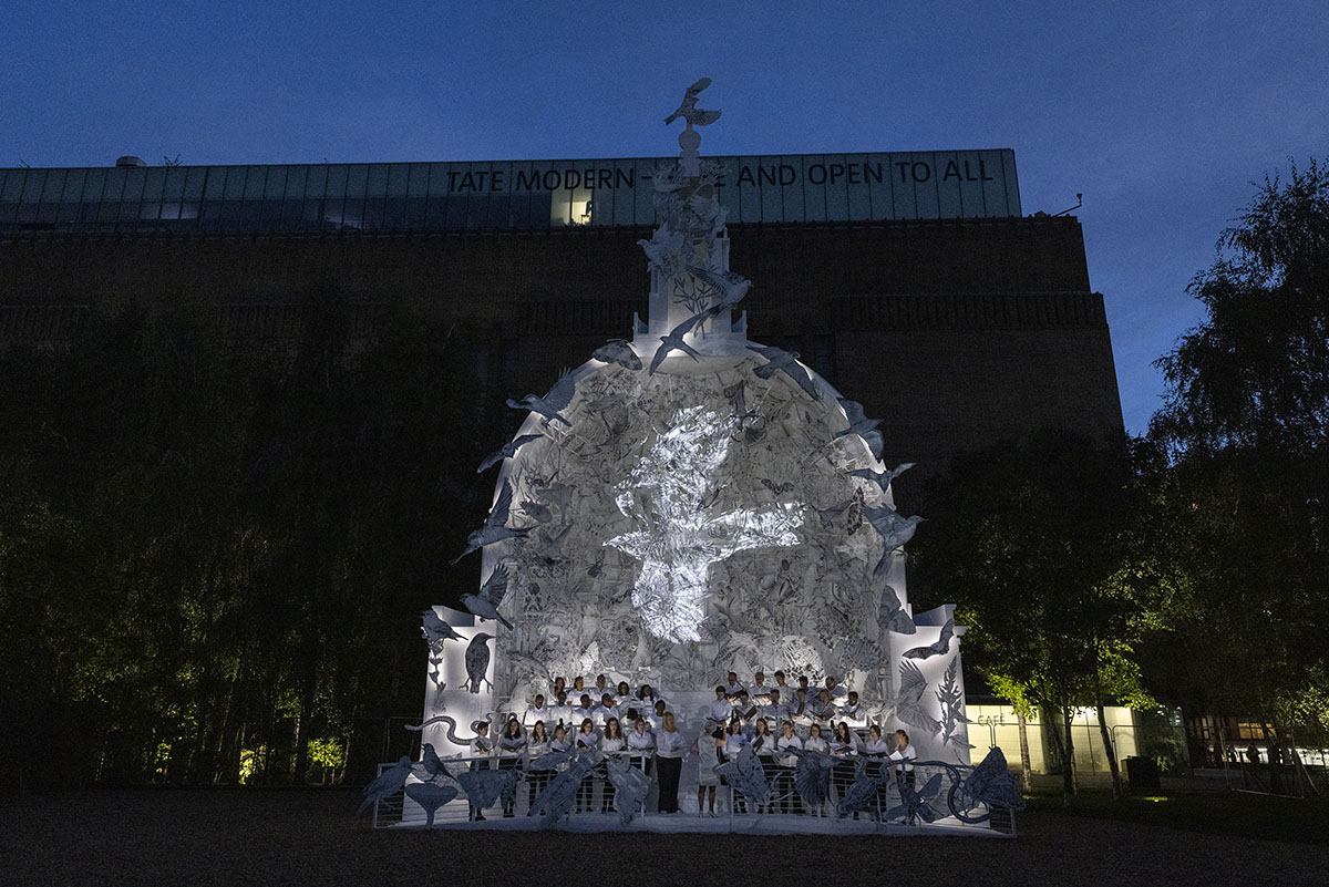 London, UK, 20th Sep 2022. The artist, Es Devlin, with her work. 'Come Home  Again', large-scale illuminated sculpture by artist Es Devlin, and  commissioned by Cartier, highlighting London's 243 endangered species, is