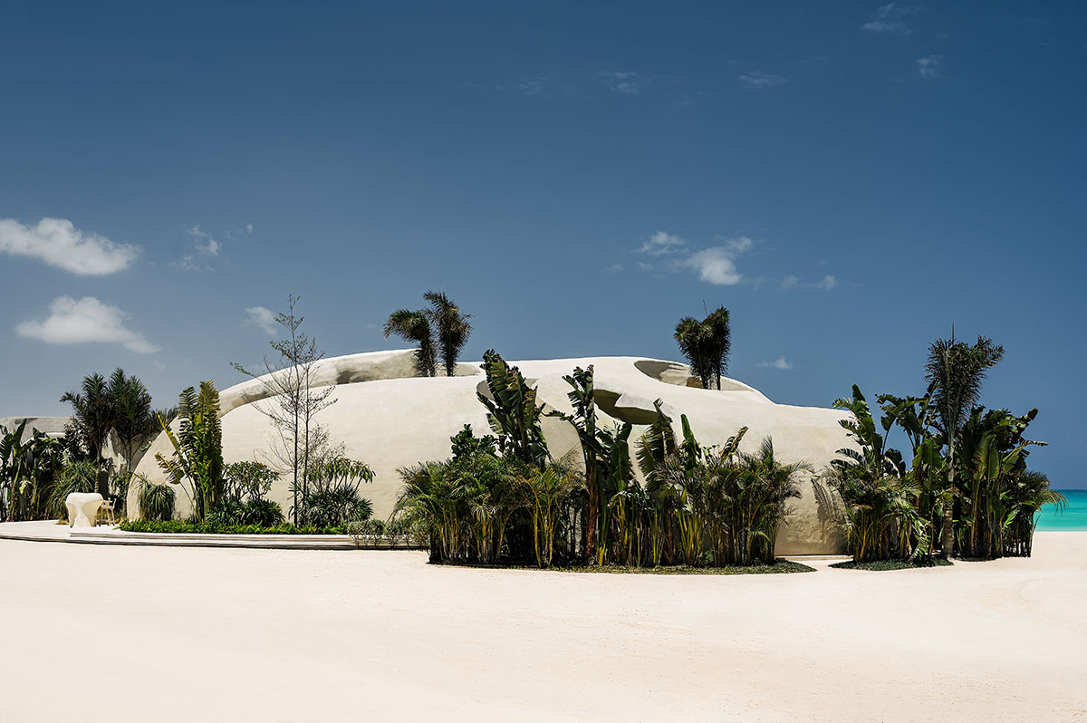 Badie Architects imagines Esca Playa restaurant as a continuous concrete shell in a desert 