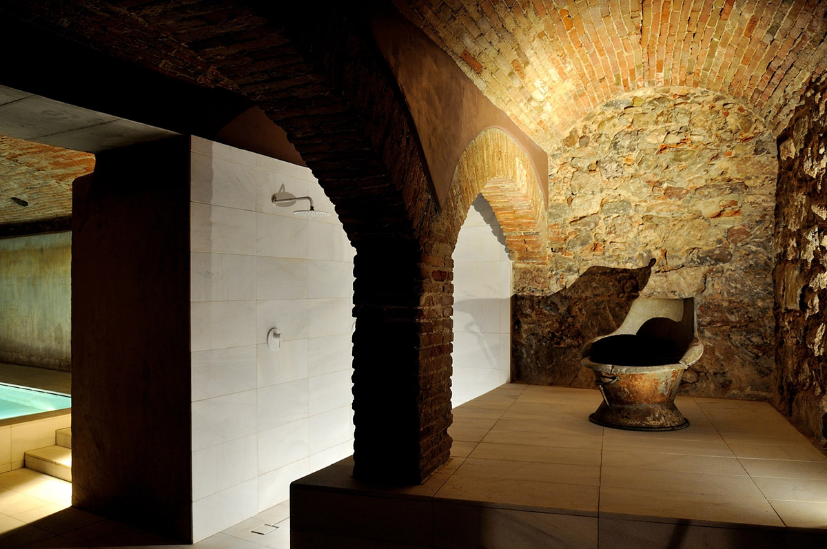Arquetipus projectes arquitectònics creates dark contrast for the interiors of thermal baths in Spain