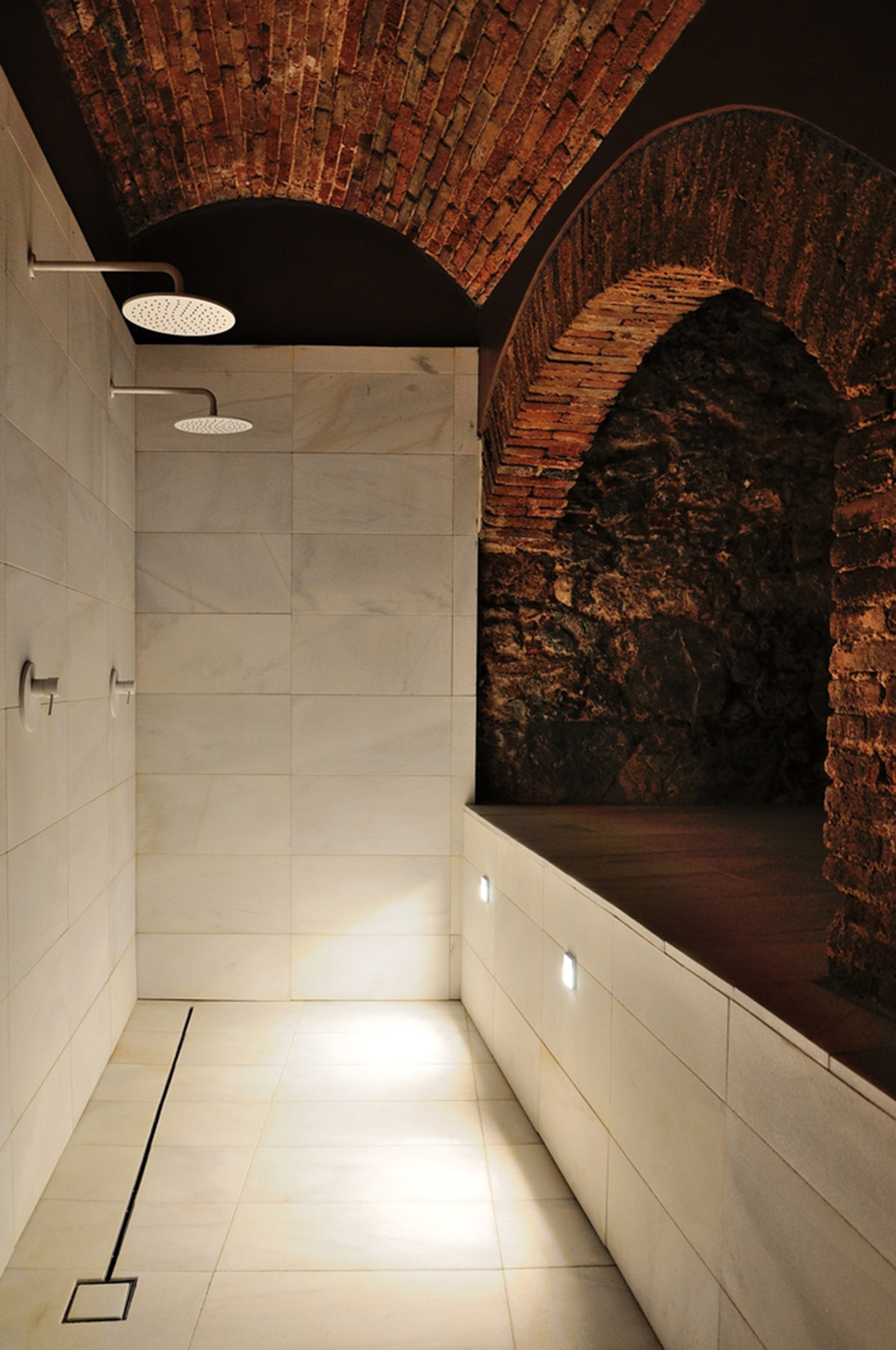 Arquetipus projectes arquitectònics creates dark contrast for the interiors of thermal baths in Spain