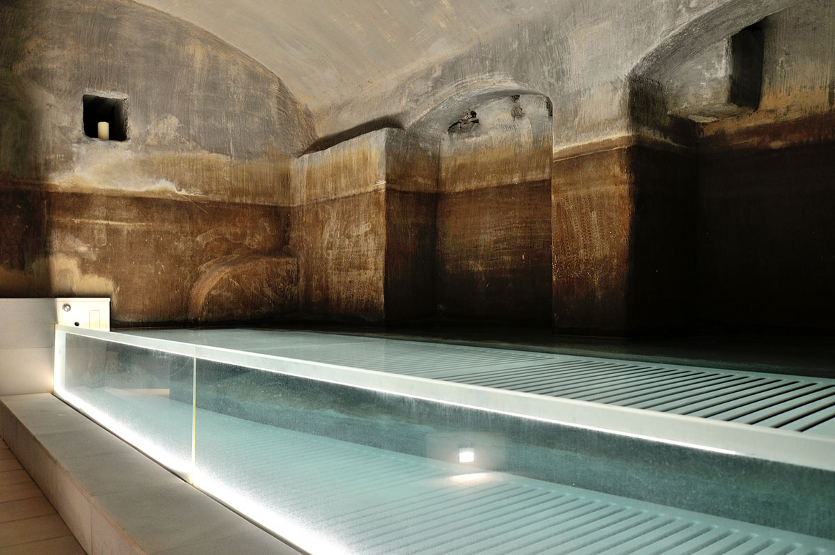 Arquetipus projectes arquitectònics creates dark contrast for the interiors of thermal baths in Spain