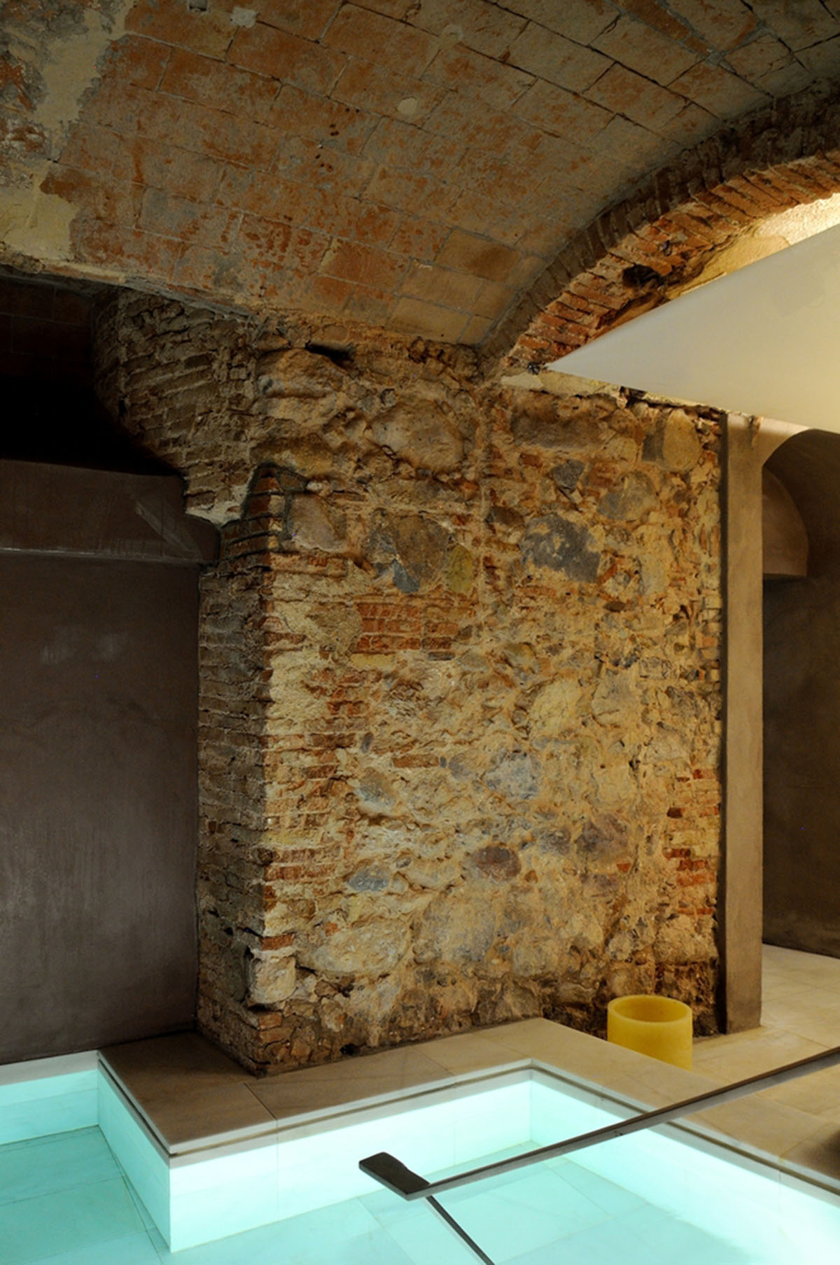 Arquetipus projectes arquitectònics creates dark contrast for the interiors of thermal baths in Spain