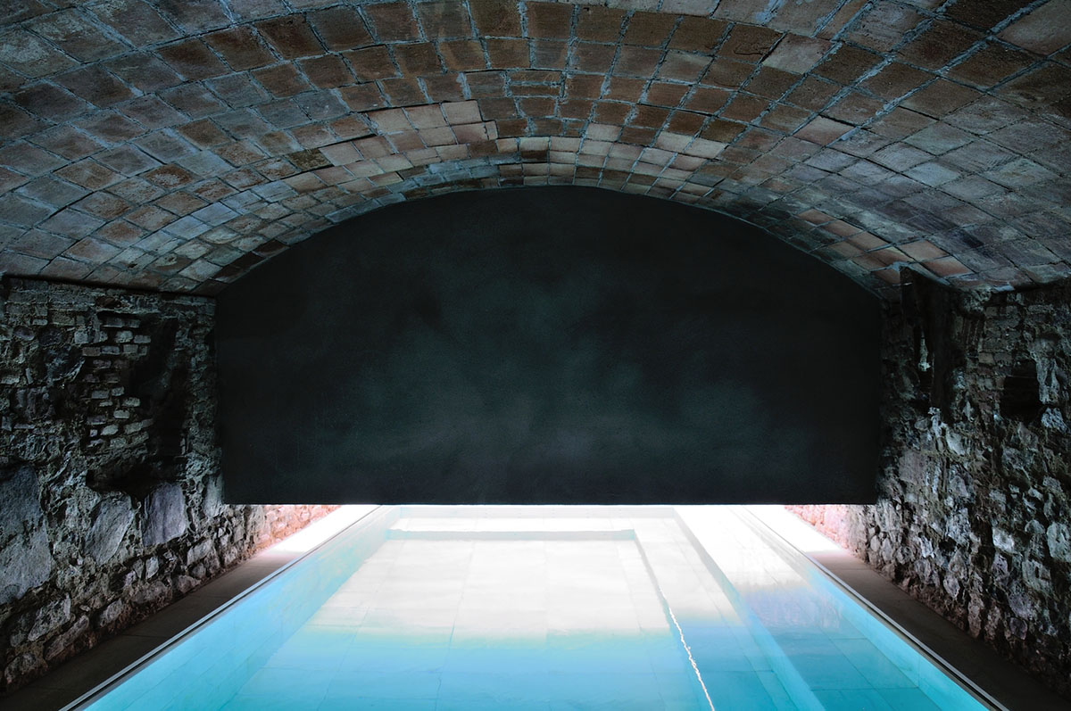 Arquetipus projectes arquitectònics creates dark contrast for the interiors of thermal baths in Spain