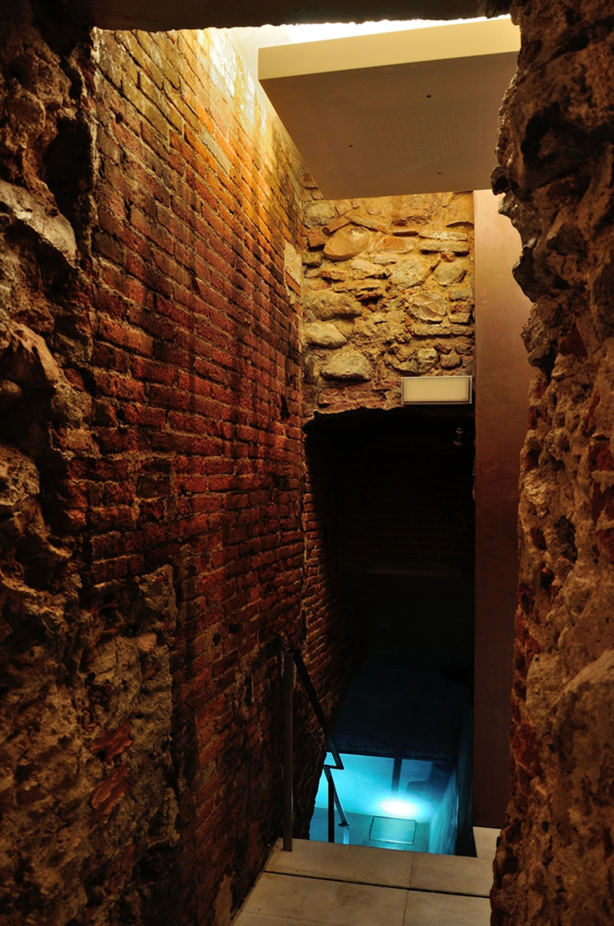 Arquetipus projectes arquitectònics creates dark contrast for the interiors of thermal baths in Spain