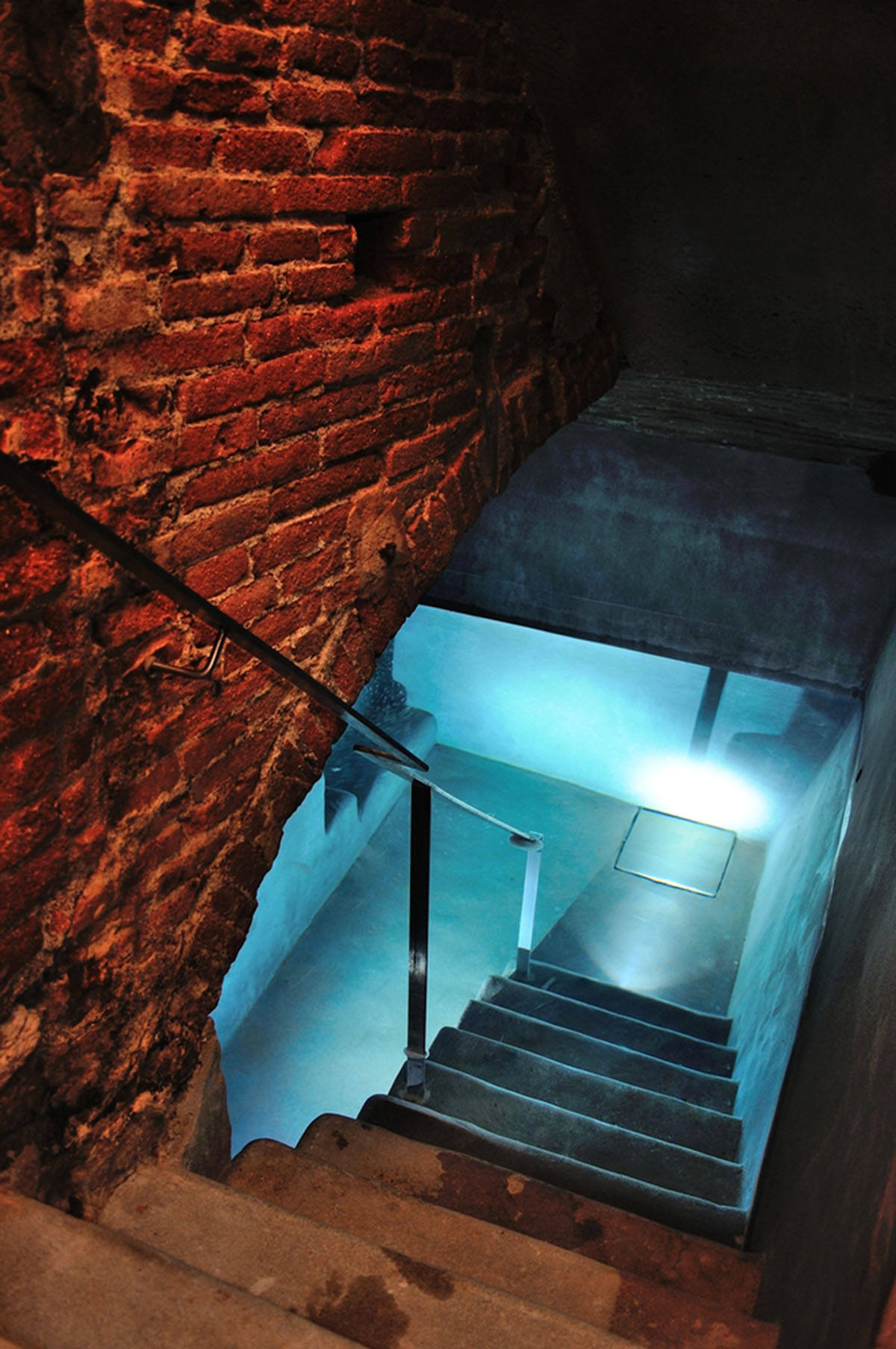 Arquetipus projectes arquitectònics creates dark contrast for the interiors of thermal baths in Spain