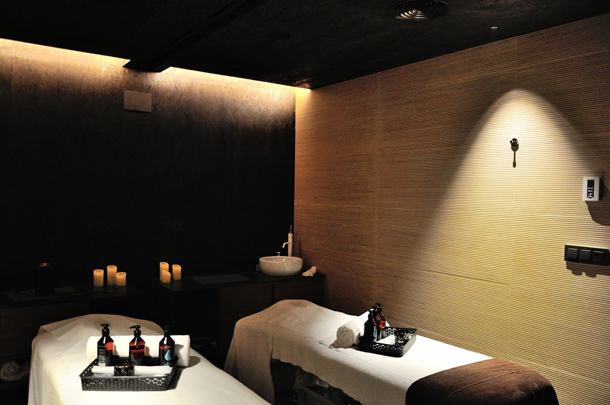 Arquetipus projectes arquitectònics creates dark contrast for the interiors of thermal baths in Spain