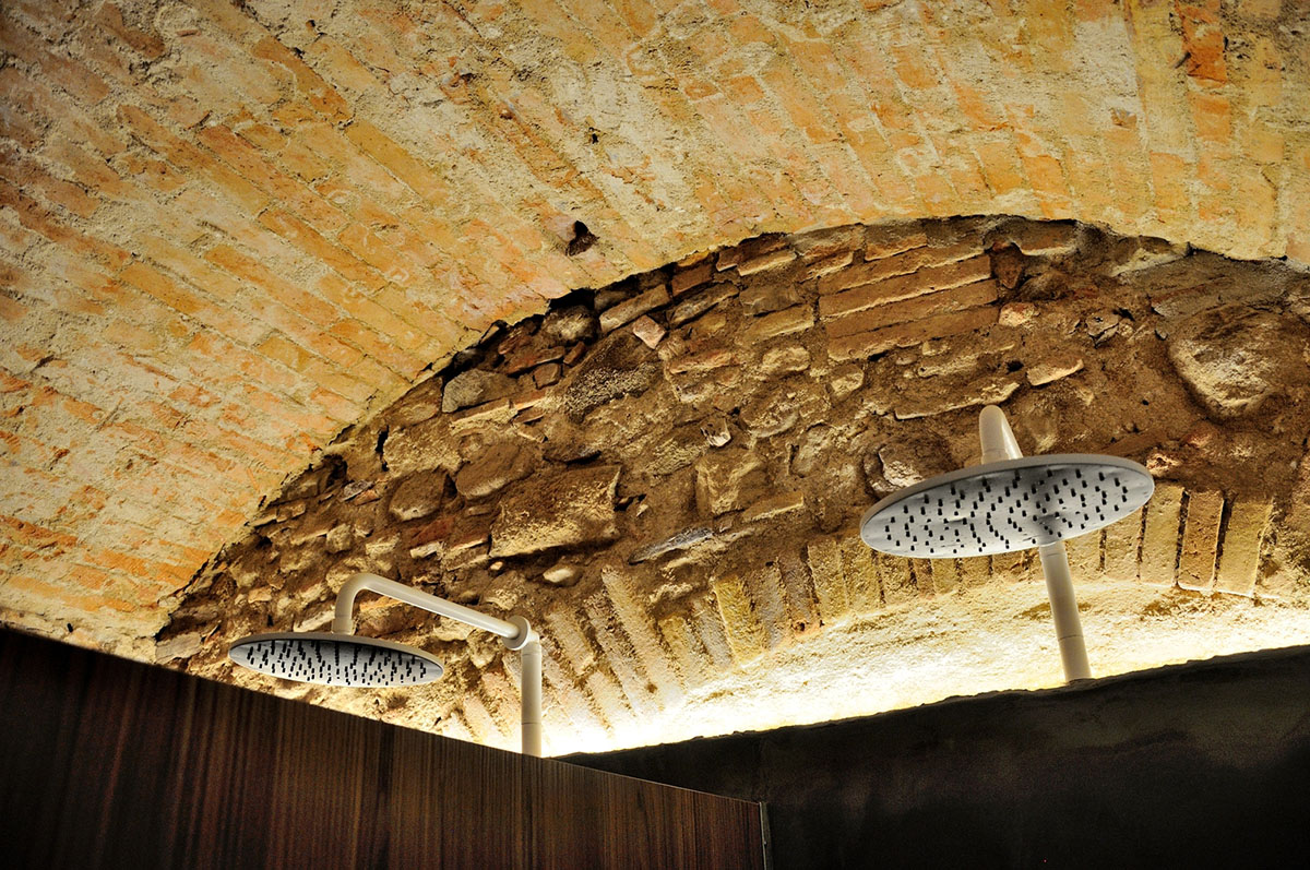 Arquetipus projectes arquitectònics creates dark contrast for the interiors of thermal baths in Spain